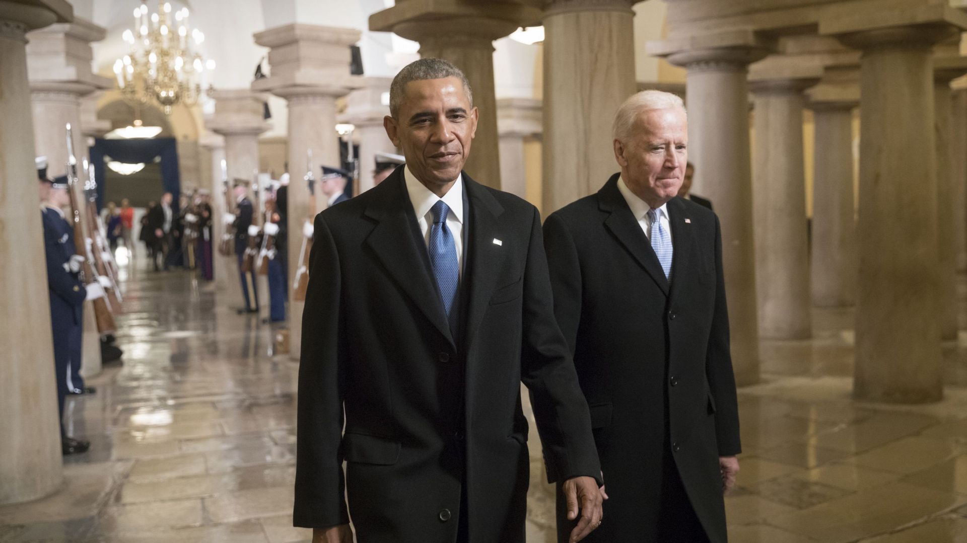 En vertu de son rôle de vice-président, Joe Biden accompagne Barack Obama le jour de la passation de pouvoir à Donald Trump