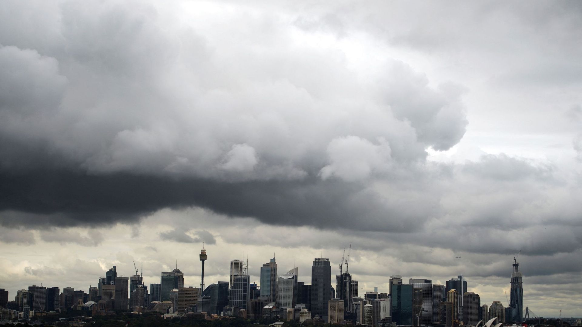 Nuages ​​d’orage sur Sydney durant l'"été noir" de feux de brousse dévastateurs en Australie début 2020, une catastrophe causée par le changement climatique.