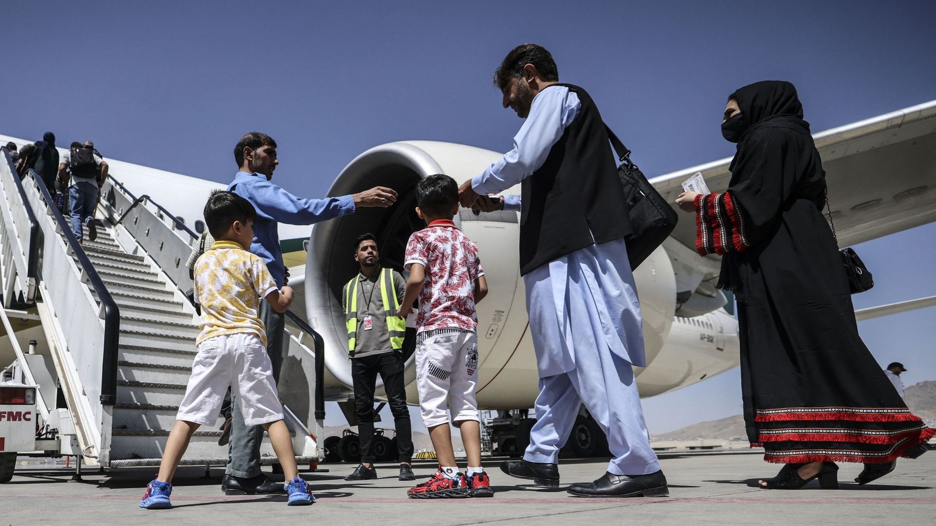 Des passagers font la queue pour embarquer dans un avion de Pakistan International Airlines à l'aéroport de Kaboul, le 13 septembre 2021.