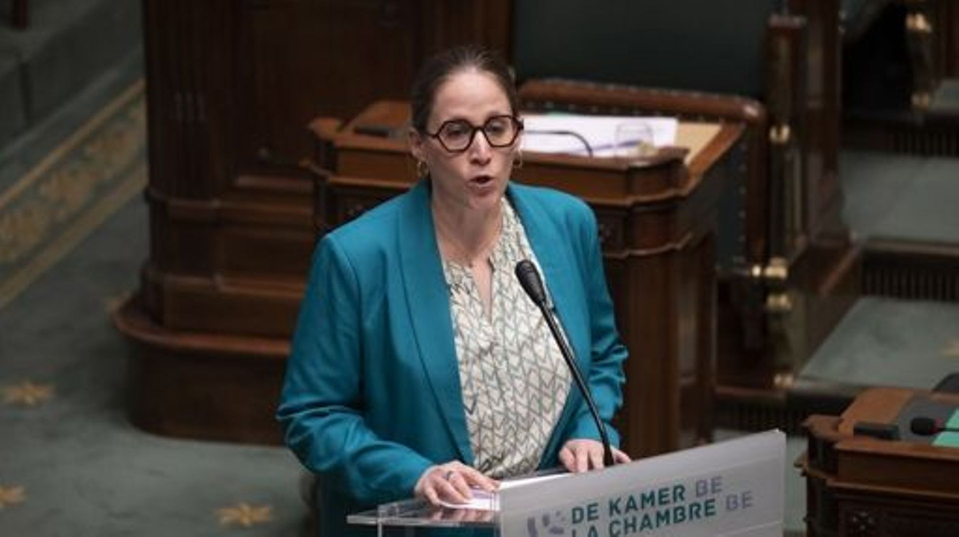 La secrétaire d'Etat à la politique d’asile et de migration Nicole de Moor lors d’une séance plénière de la Chambre au Parlement fédéral à Bruxelles le jeudi 13 avril 2023.