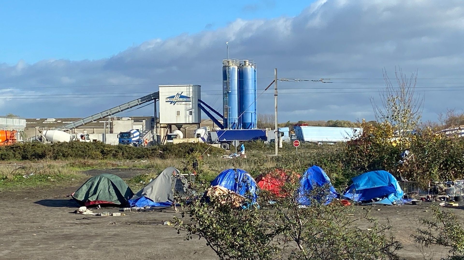 Vue partielle d’un camp à Calais