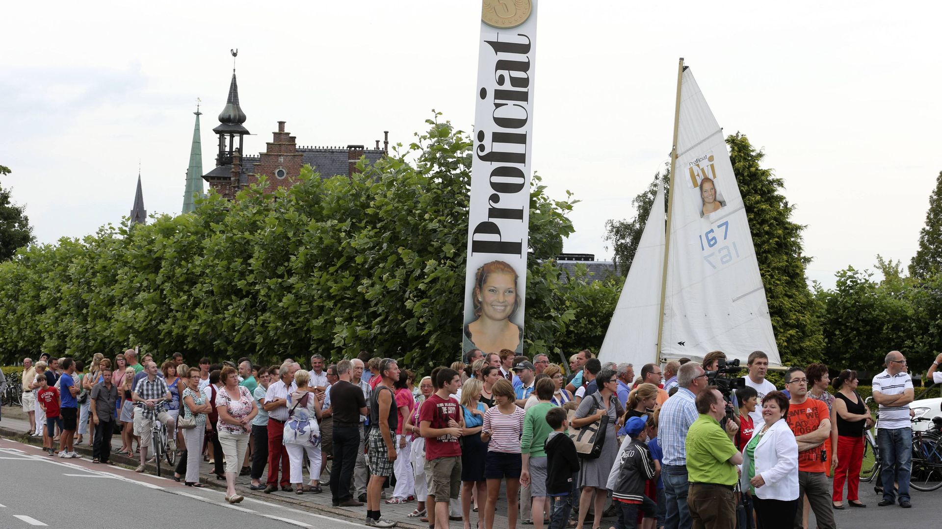 Evi Van Acker accueillie en héroïne à Zaffelare RTBF Actus