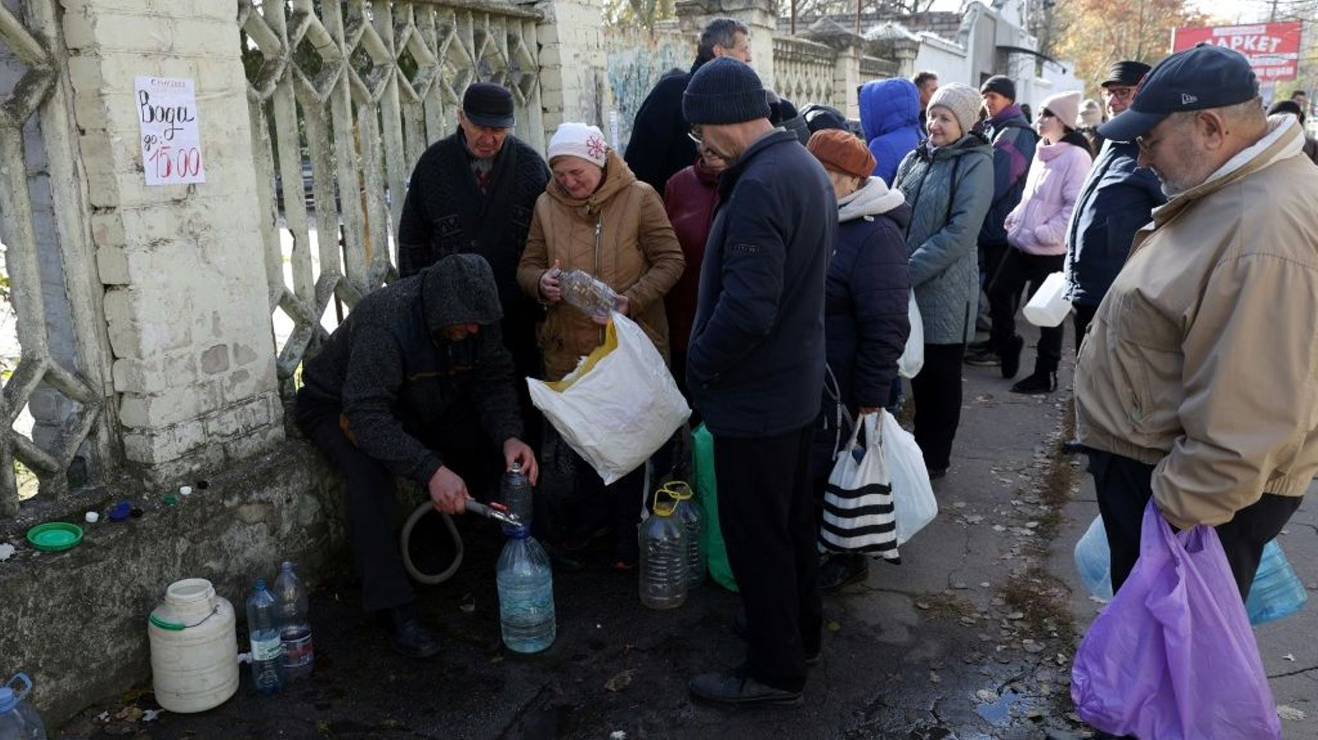 Des habitants de Kherson dans le Sud de l’Ukraine s’approvisionnent en eau, le 14 novembre 2022
