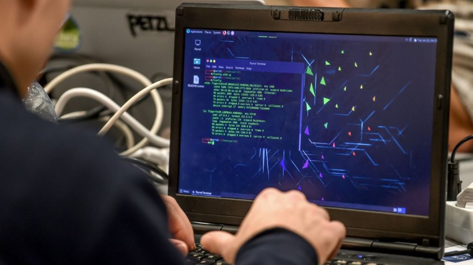 (PHOTO D'ILLUSTRATION) Un homme sur son ordinateur lors de la 11e édition du Forum International de la Cybersécurité à Lille, le 22 janvier 2019 