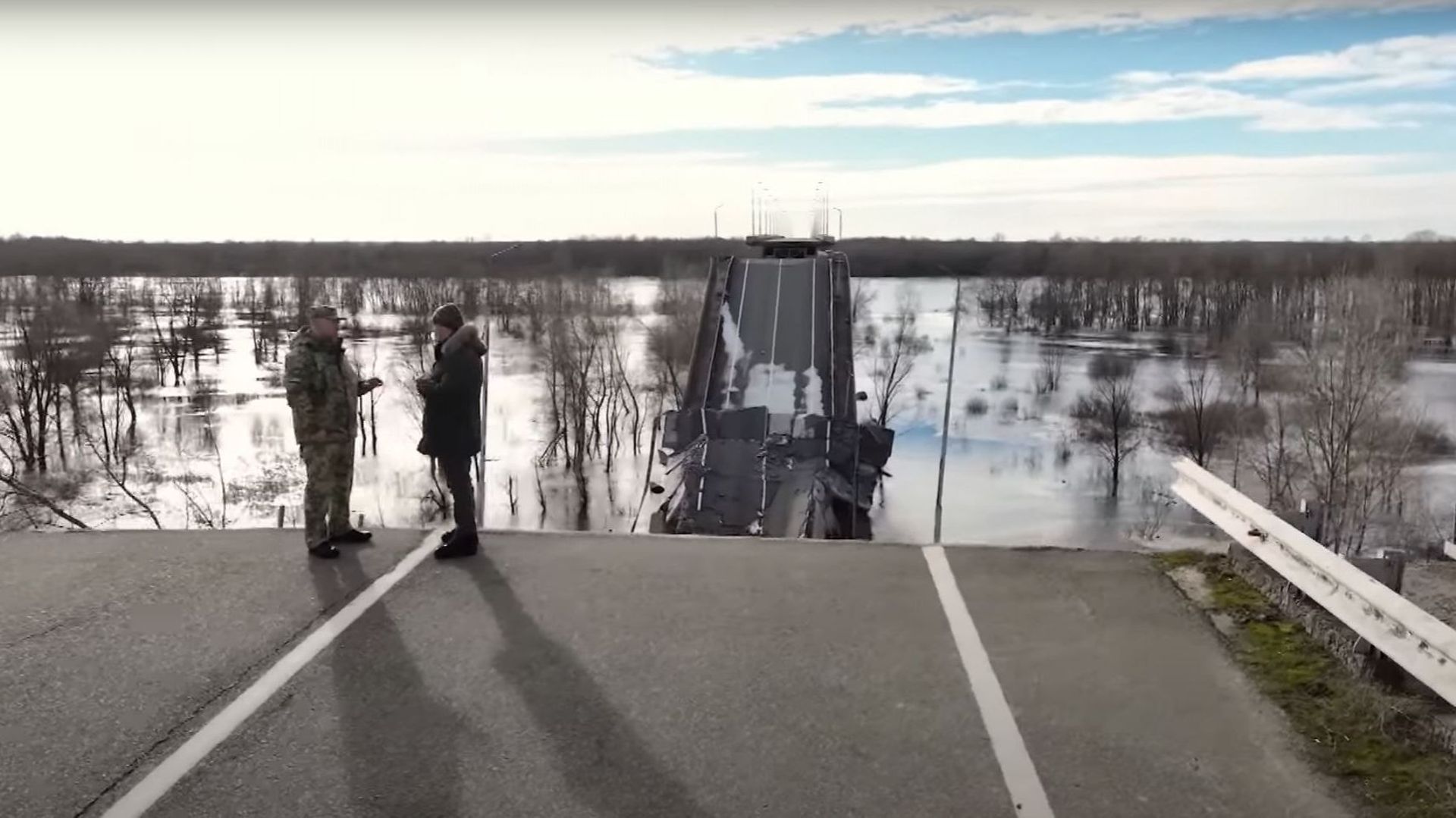 Le pont, au-dessus du fleuve Dniepr, reliant l'Ukraine à la Bielorussie et détruit afin d'entraver l'avancée des troupes russes.  
