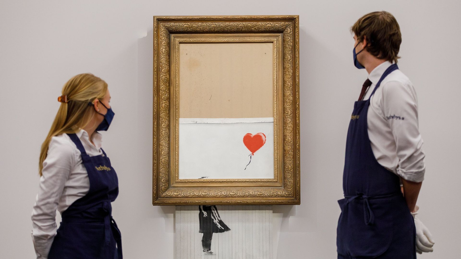 L’œuvre Love is in the Bin (2018) de Banksy est installée chez Sotheby’s le 03 septembre 2021 à Londres, en Angleterre.