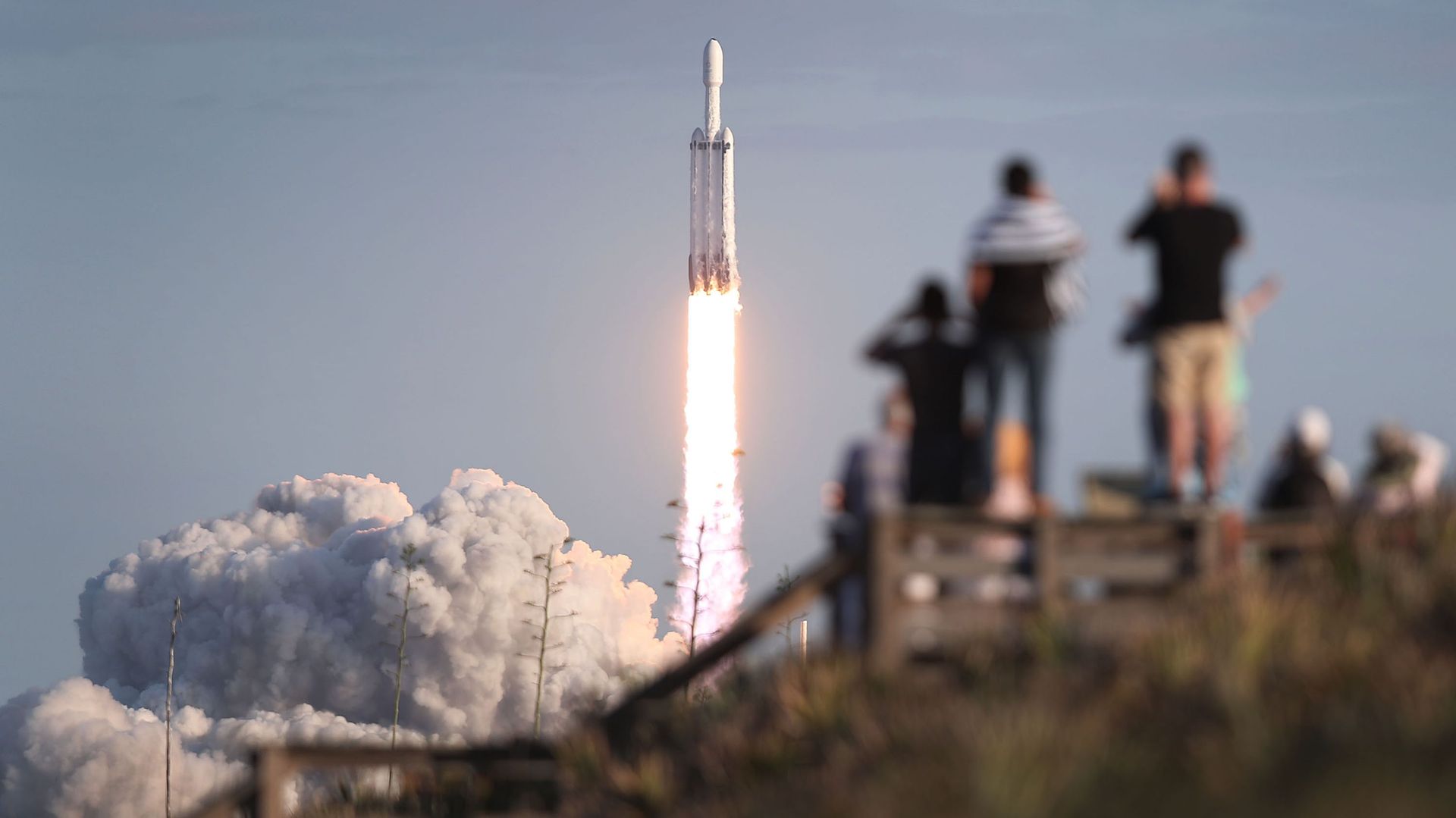 SpaceX cherche quatre clients privés pour un vol dans l'espace