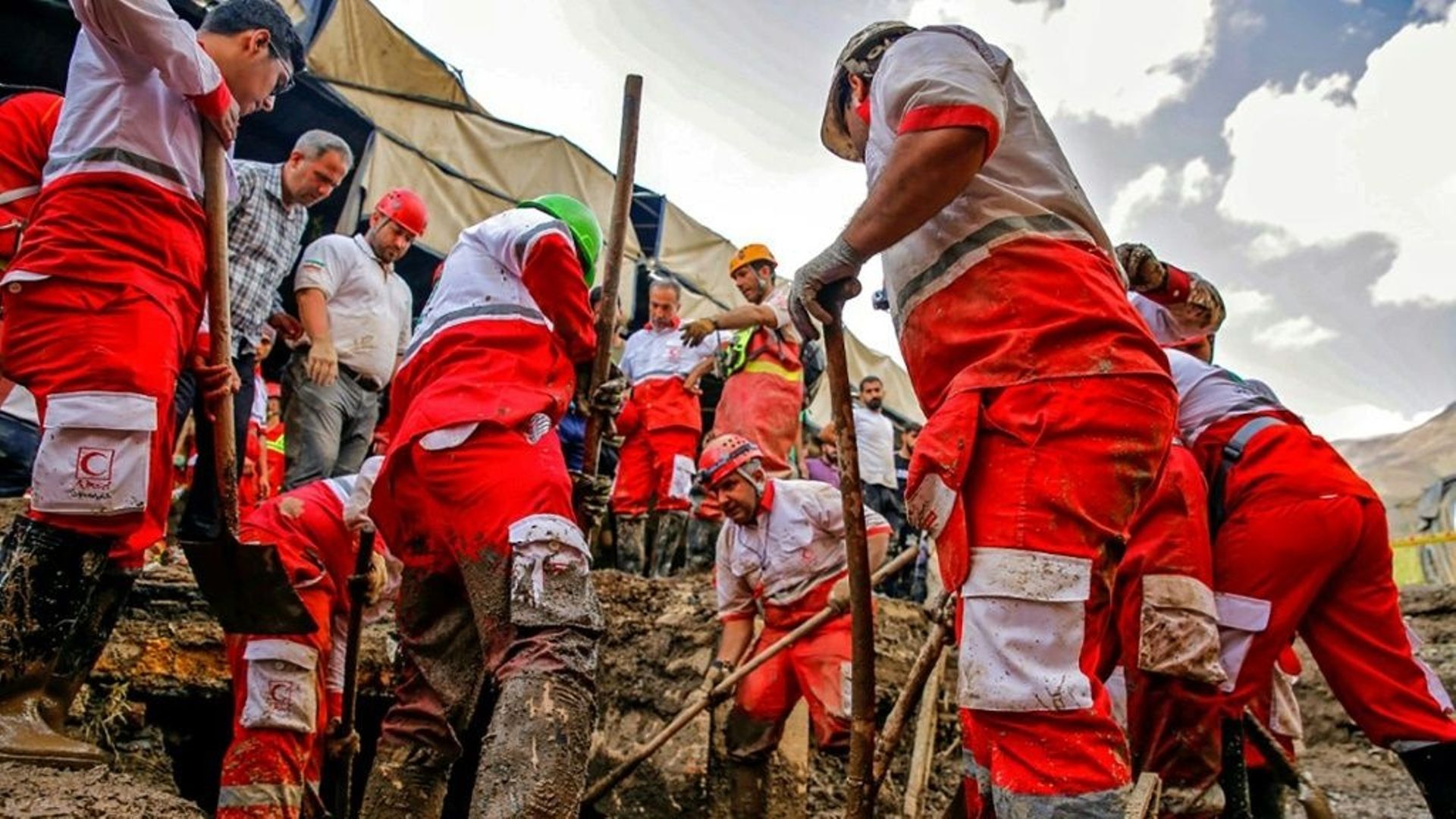 Photo fournie par le Croissant-Rouge iranien le 29 juillet 2022 montrant des équipes de secouristes dans une zone inondée à Emamzadeh Davoud, en Iran