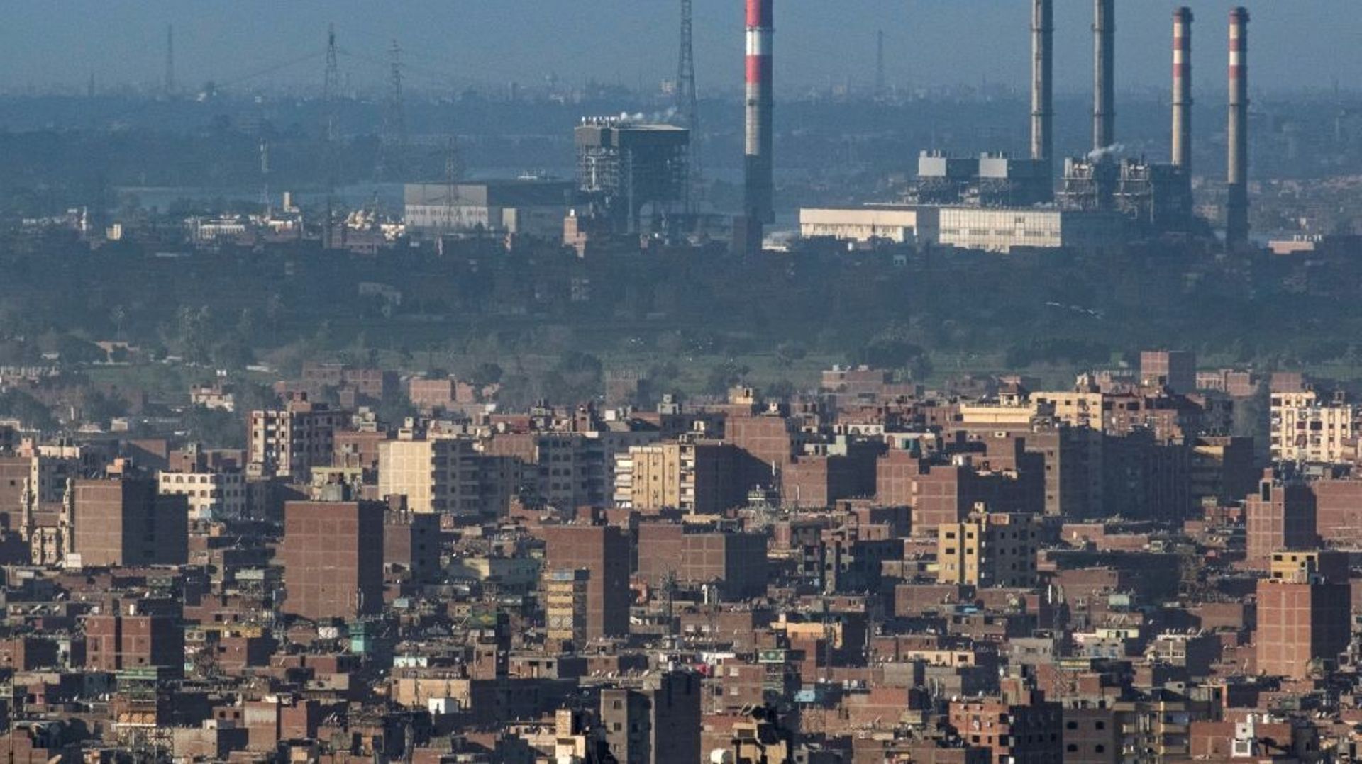 Photo prise le 13 janvier 2022 montrant une vue de la centrale électrique de gaz naturel de l'ouest du Caire