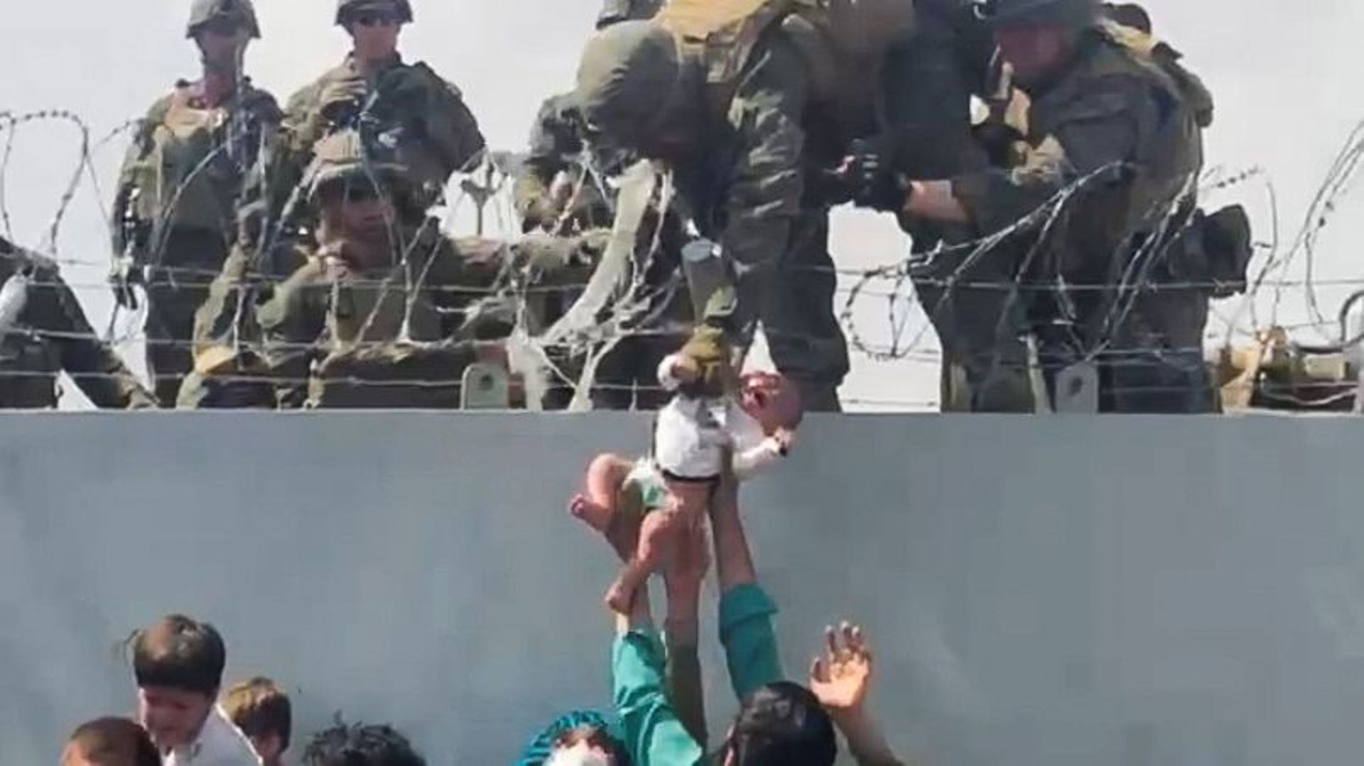 Un bébé est tendu à l’armée américaine et placé derrière le mur d’enceinte de l’aéroport de Kaboul.