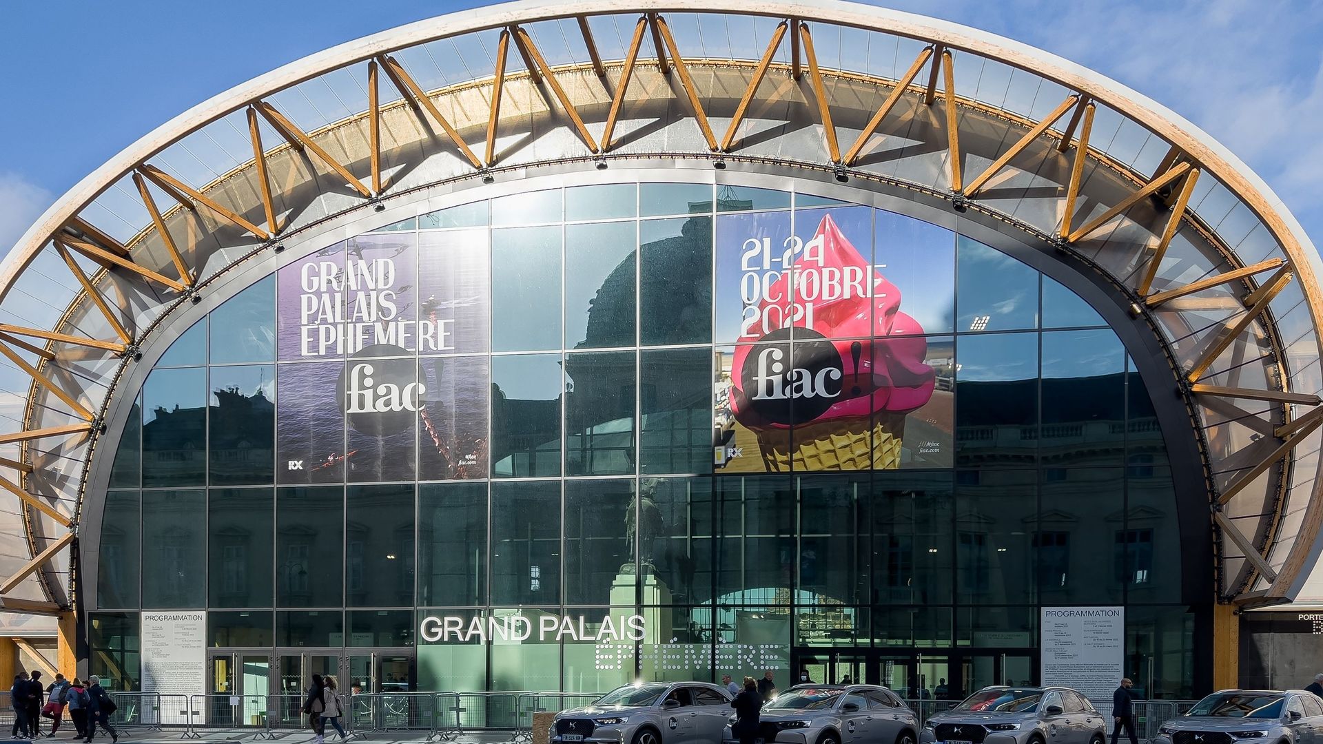 Vue générale du bâtiment "Grand palais Ephemere" lors de la FIAC 2021 – Foire internationale d’art contemporain.
