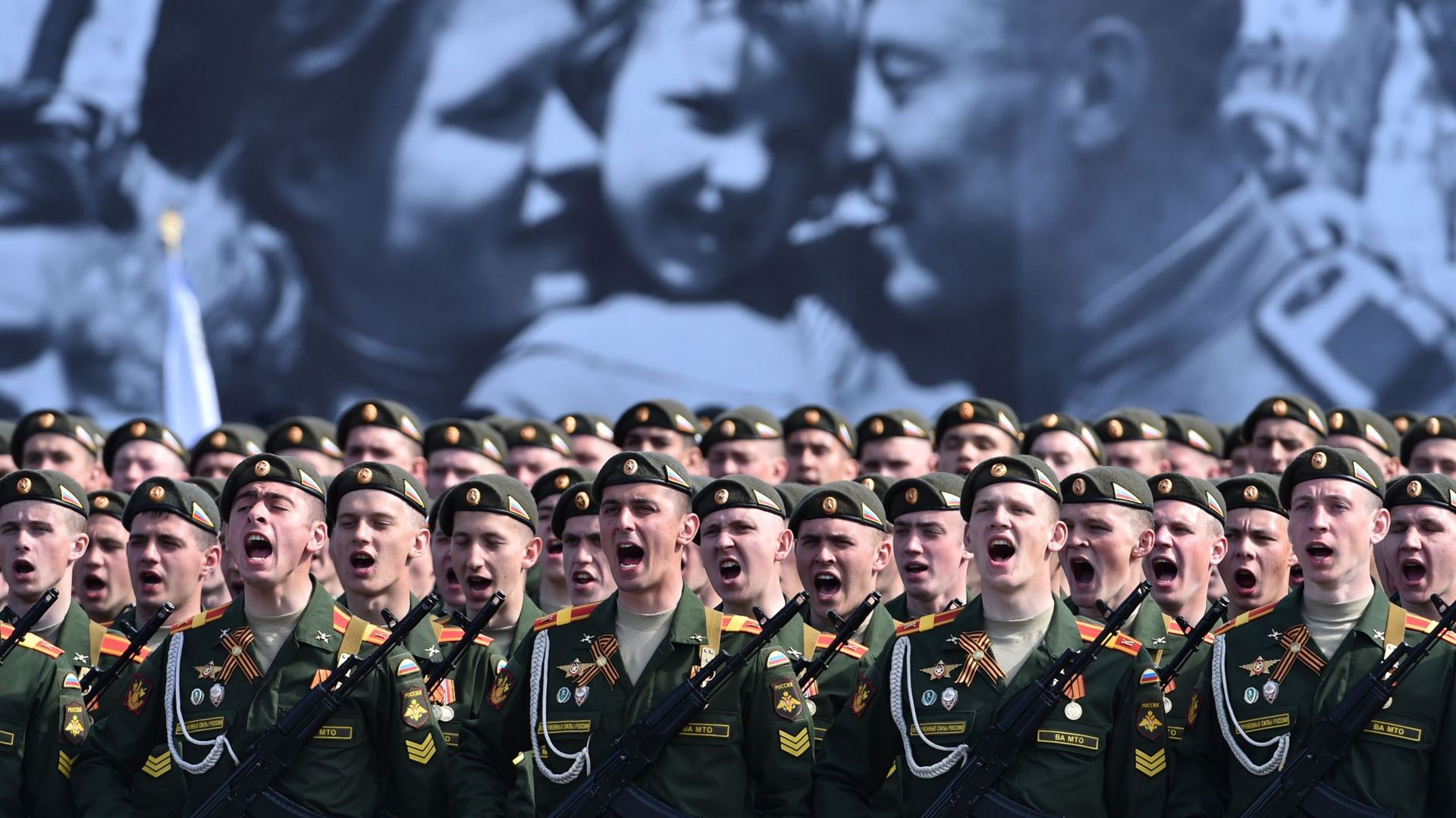 Des soldats russes se préparent aux célébrations de la fin de la Seconde Guerre Mondiale sur la place Rouge à Moscou le 9 mai 2015.