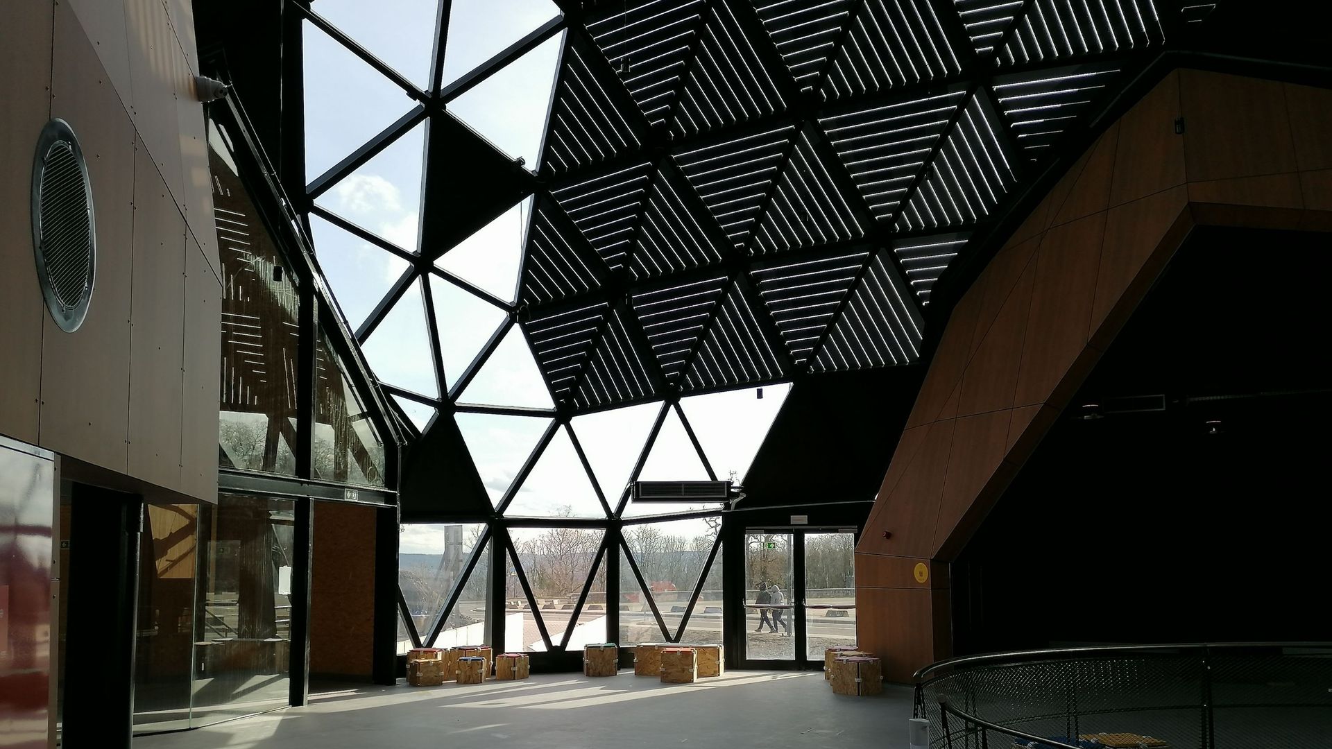 En 2015, le pavillon belge à l’Exposition universelle de Milan avait reçu une mention spéciale dans la catégorie "Design et matériaux du bâtiment", notamment pour ses panneaux photovoltaïques installés sur ce dôme de verre.