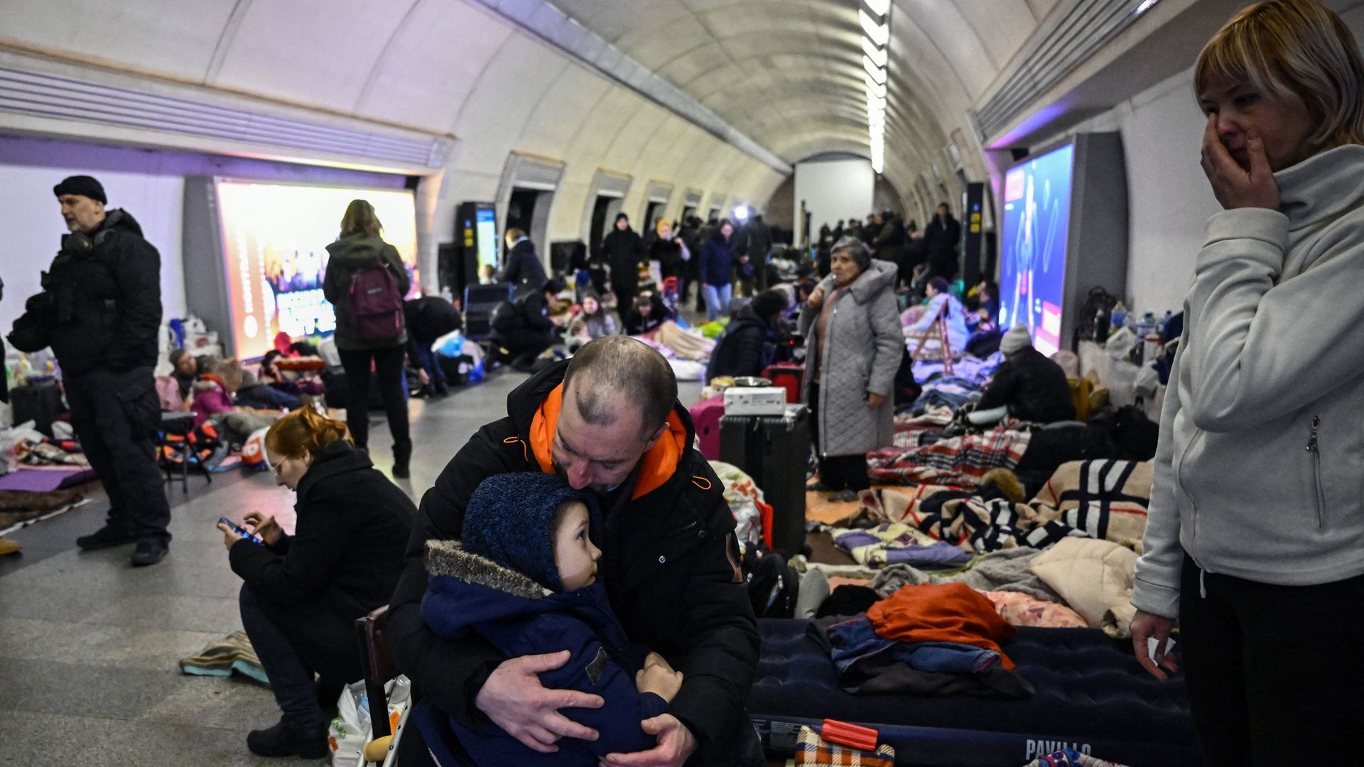 À Kiev, les civils se réfugient dans le métro pour s’abriter des bombardements.