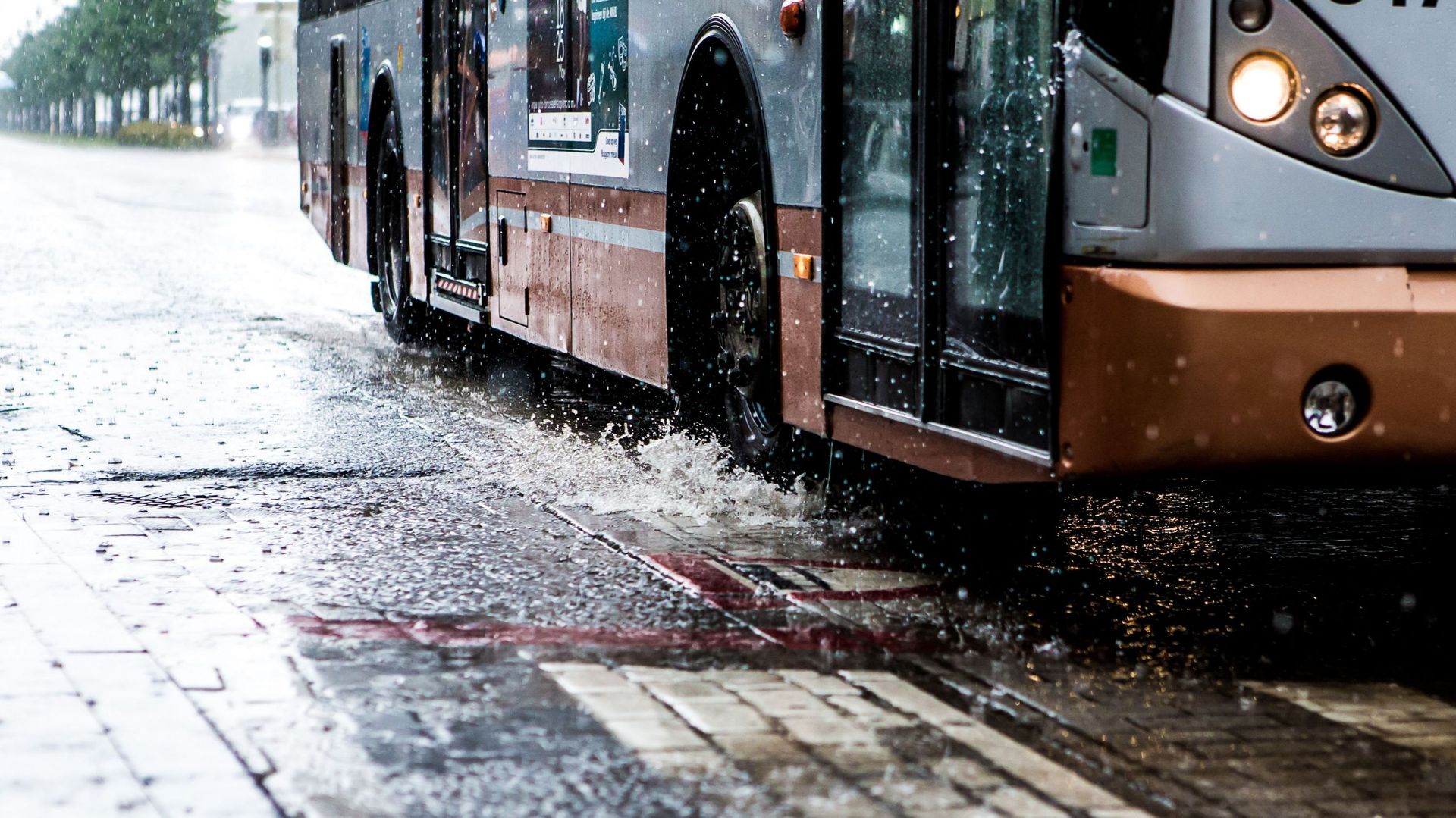 Un bus de la STIB, lors d'un épisode de fortes pluies à Bruxelles, le 28 mai 2013. Image d'illustration.
