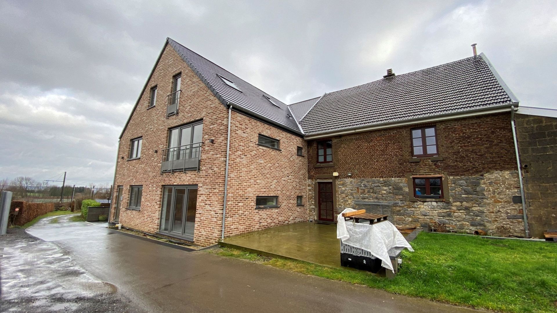 La maison de Marie et Jean-François jouxte la grange réaménagée en immeuble à appartements 