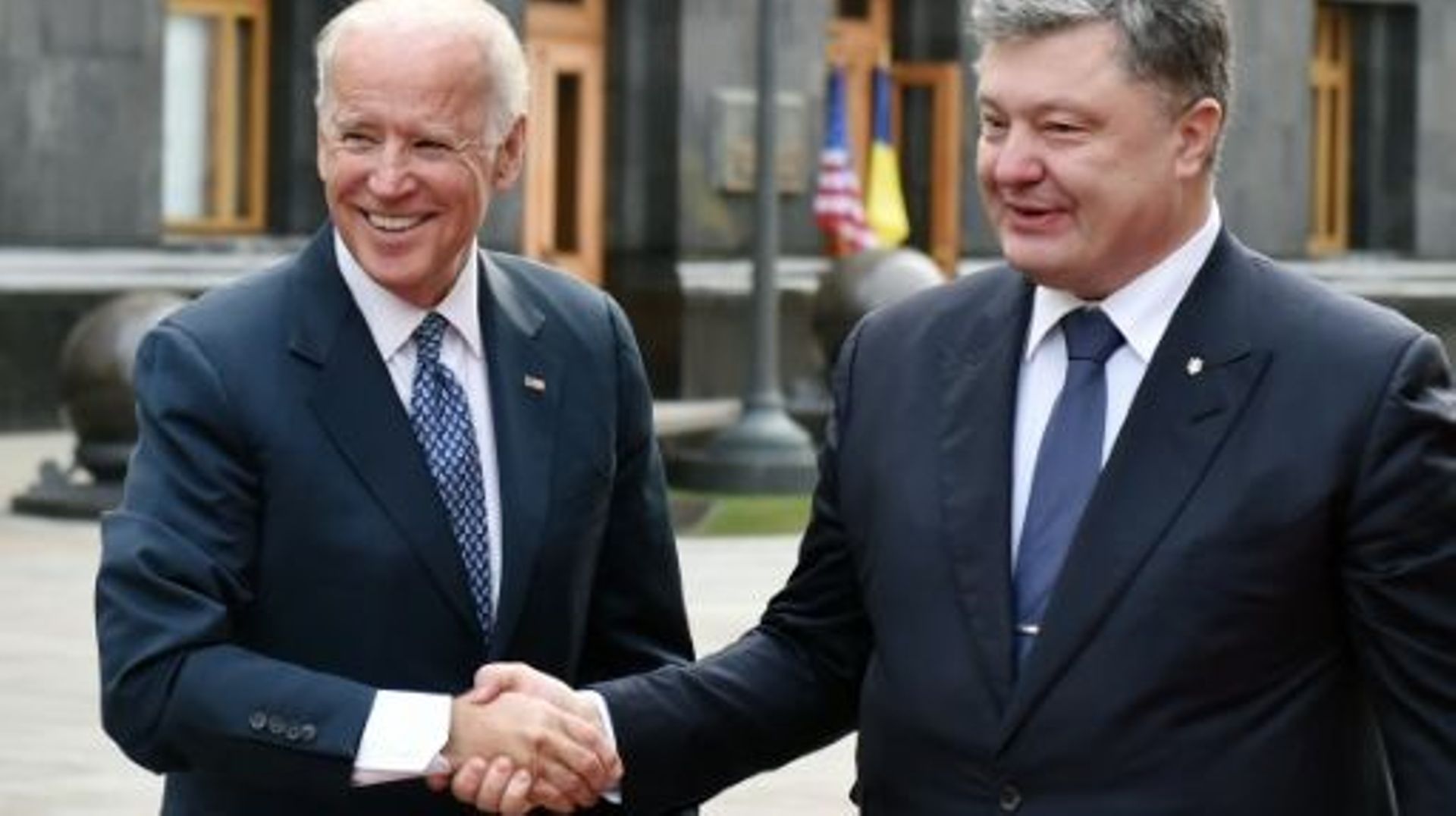 Poignée de mains entre le vice-président américain Joe Biden (g) et le président ukrainien Petro Porochenko, le 7 décembre 2015 à Kiev