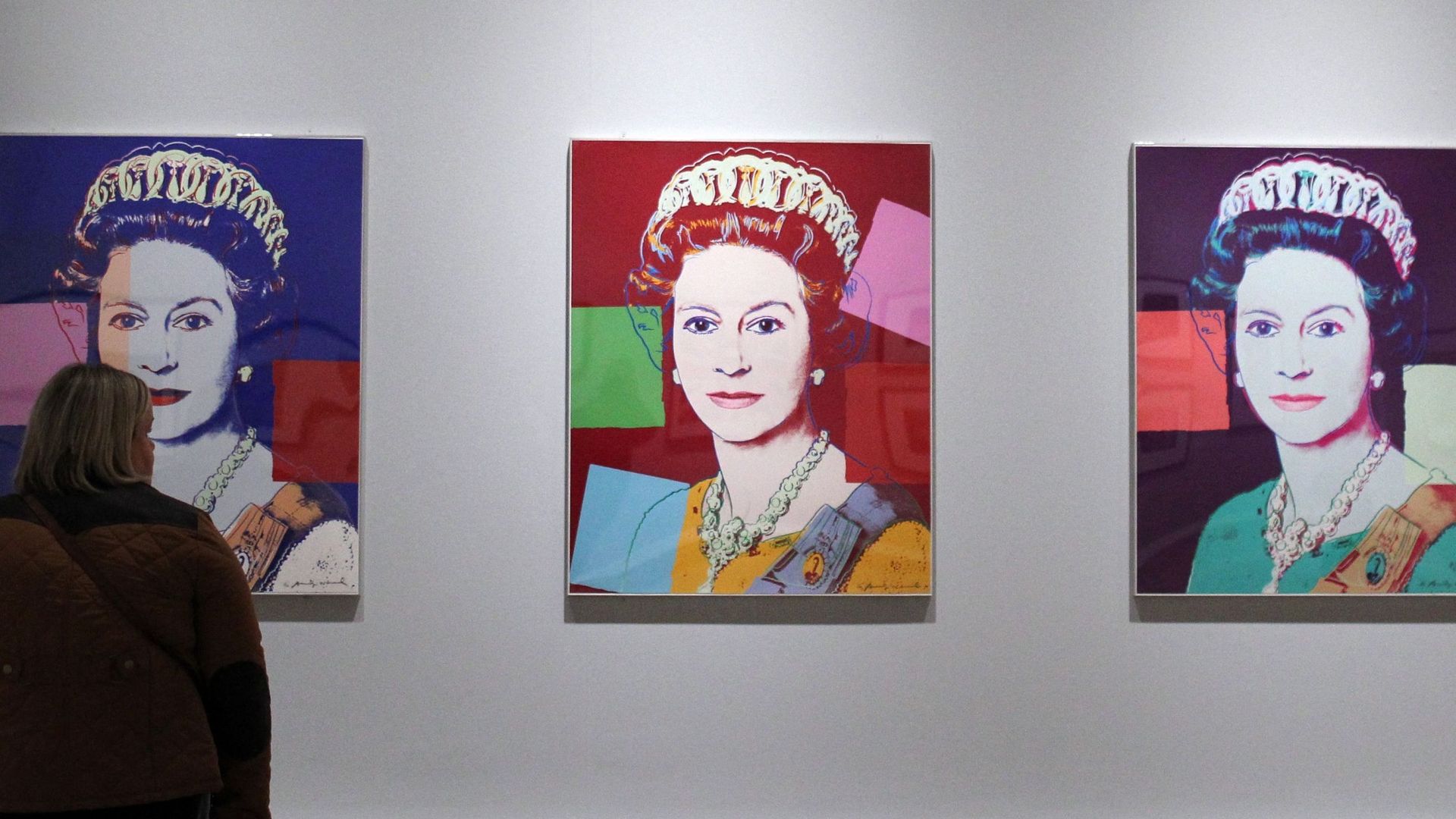 Sérigraphies de la reine Elizabeth II par l’artiste Andy Warhol lors de l’exposition "La reine : Art et image" au musée d’Ulster à Belfast, en Irlande du Nord, le 14 janvier 2012.