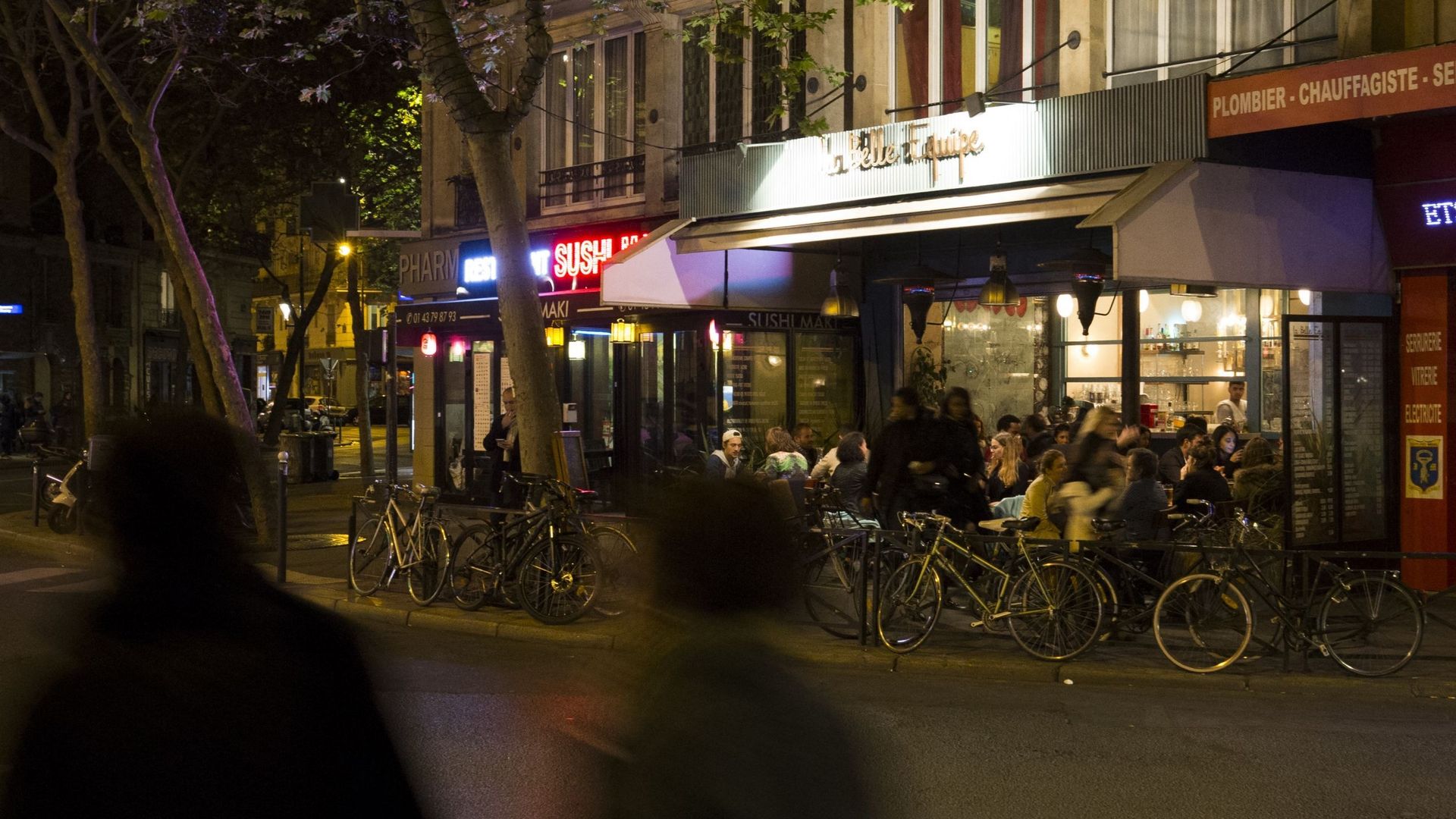 La terrasse de La Belle Equipe, un bar au cœur du Paris populaire, réunissait ce soir-là une soixantaine de personnes. On y fêtait deux anniversaires.