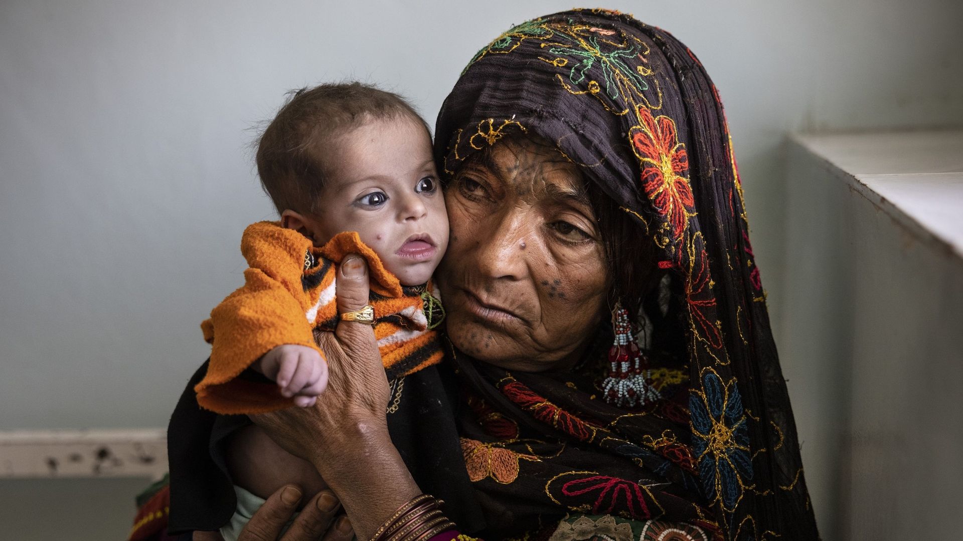 À l’hôpital régional de Mirwais à Kandahar, en Afghanistan. Fatima, tient dans ses bras son petit-fils, sévèrement malnutri Safatullah, 7 mois ne pesant que trois kilos. Sa mère est décédée pendant l’accouchement, laissant à cette grand-mère quatre enfant