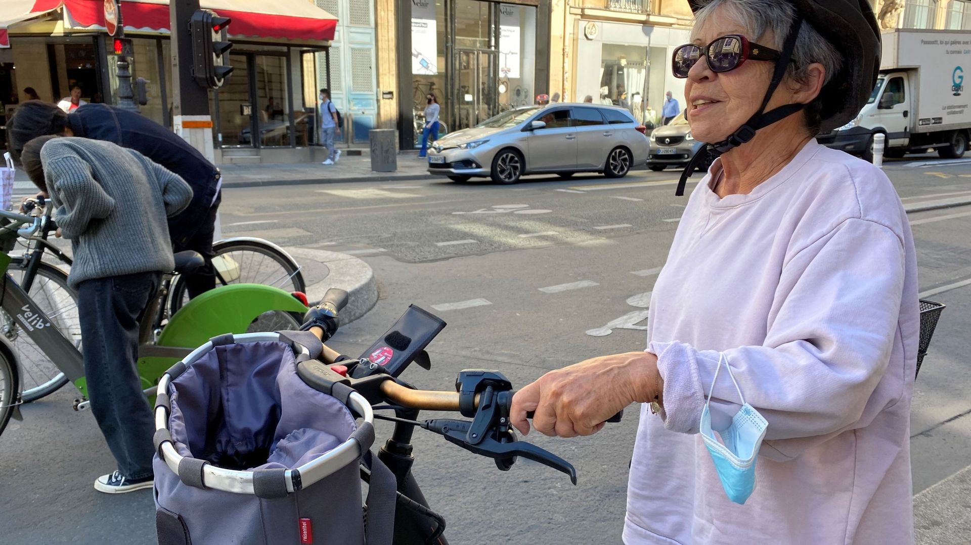 Michelle se déplace désormais à vélo tous les jours dans Paris, mais "regrette pourtant cette zone 30 généralisée qui l’empêche d’encore venir en voiture".