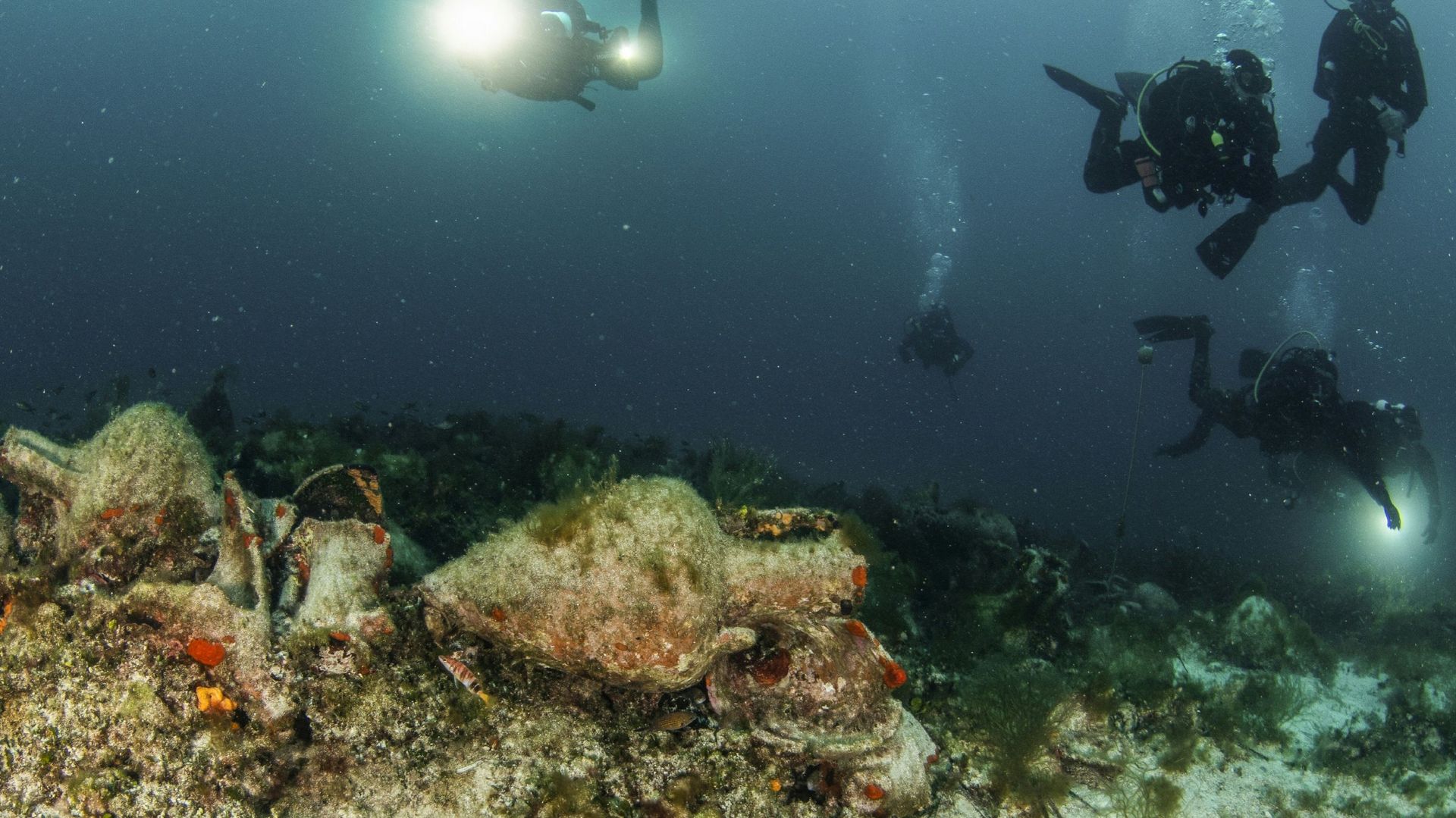 Des plongeurs explorent les ruines d'un navire qui a coulé au Ve siècle av. JC sur l'île égéenne d'Alonissos, en Grèce