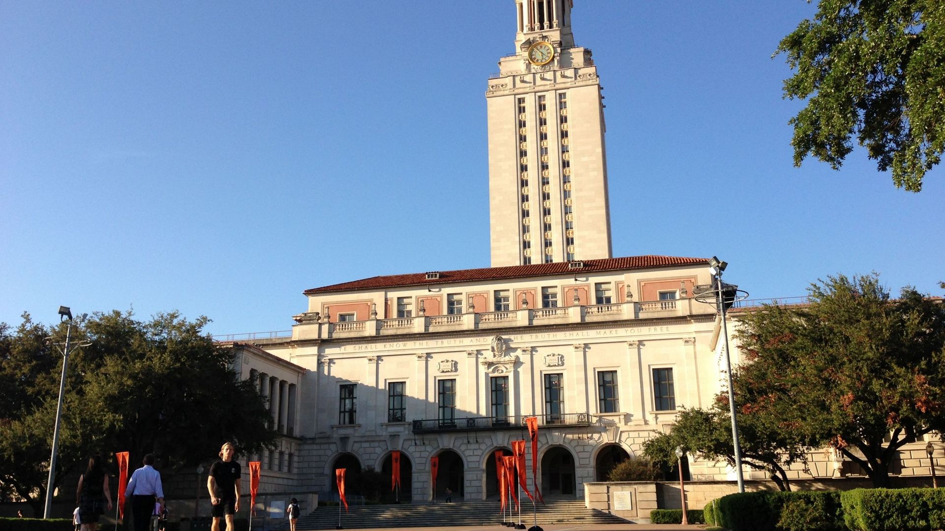 Des étudiants se baladent avec un godemichet à l'Université du Texas, pour dénoncer le port d'arme légalisé dans les campus universitaires d'ici août 2016