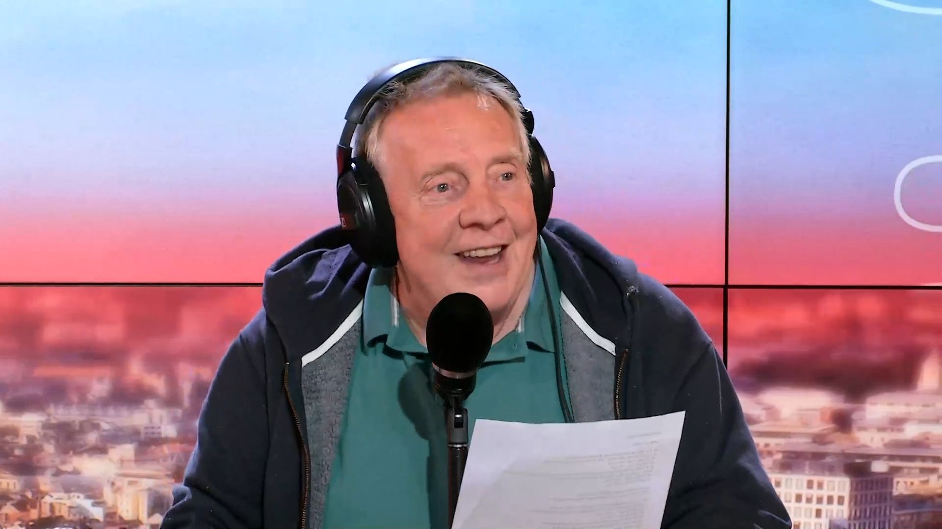 Jean-Luc Fonck fait tout ce que vous lui demandez dans sa chanson ...