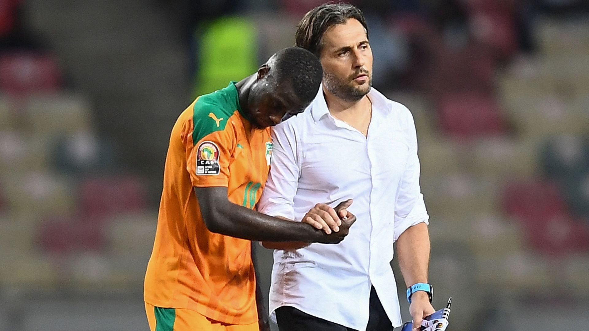 L’attaquant ivoirien Nicolas Pepe et l’entraîneur ivoirien Patrice Beaumelle, dépités après le partage entre la Côte d'Ivoire et le Sierra Leone (2-2) en match de poules de la CAN.  