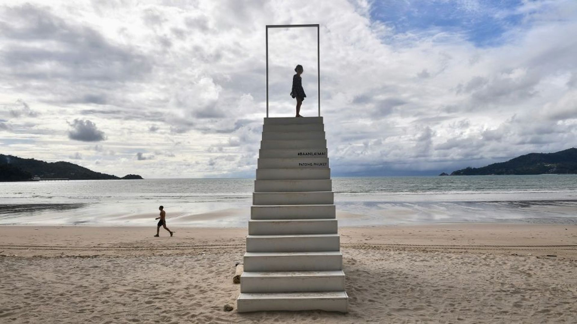 Des enfants jouent sur la plage presque vide de Patong, sur l'île de Phuket, en Thaïlande, le 1er octobre 2020