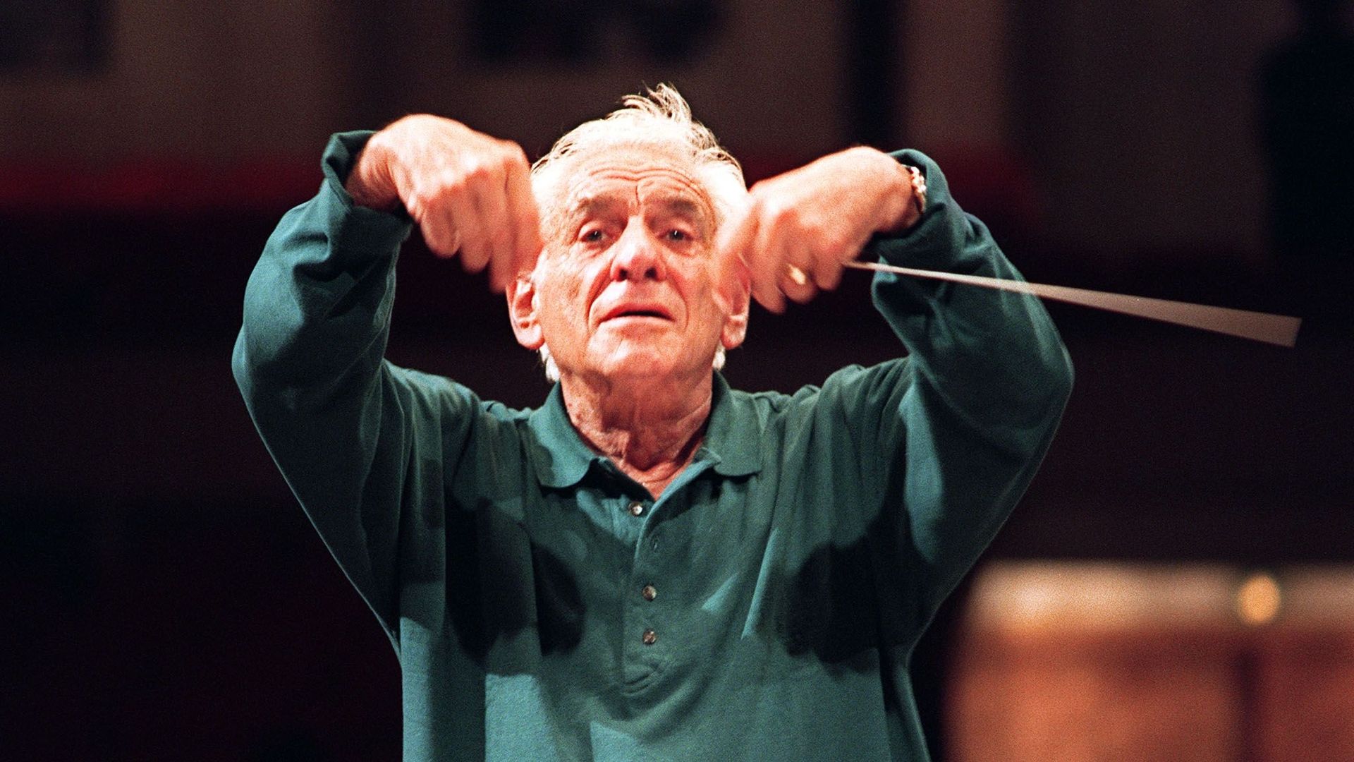 Leonard Bernstein. Photo prise le 31 août 1989 à Varsovie de Léonard Bernstein lors d'une répétition.