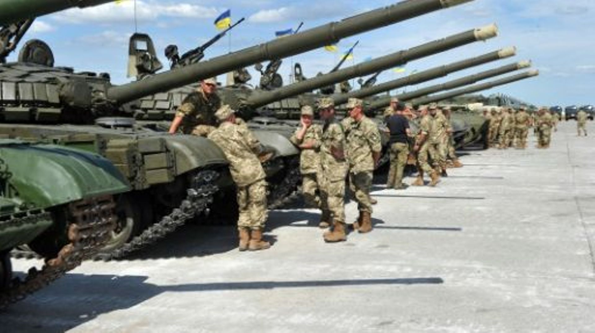 Un soldat ukrainien tué dans l'Est, Kiev célèbre les défenseurs de la patrie