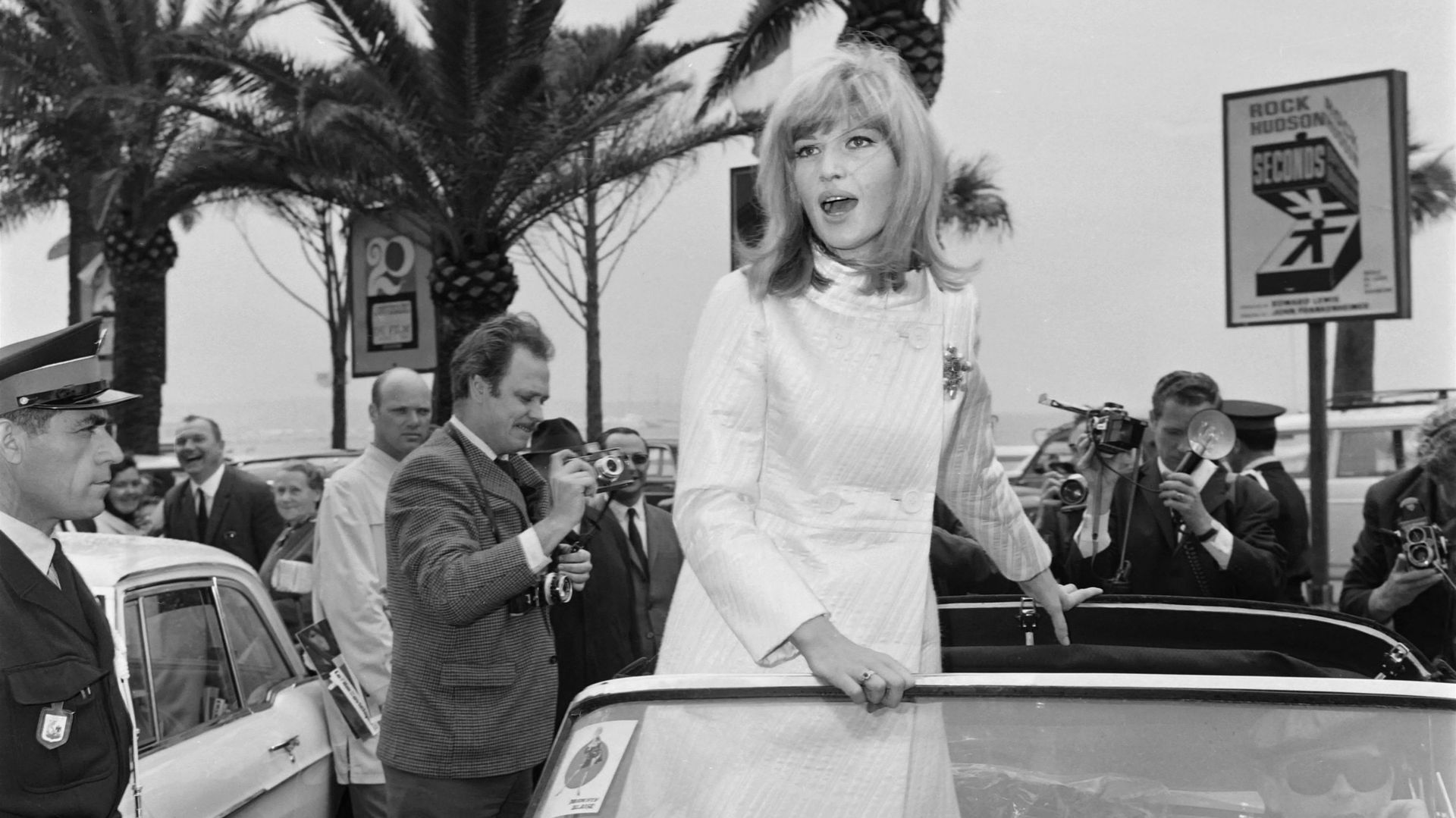 L'actrice italienne Monica Vitti arrive à l'hôtel Carlton lors du 19e Festival de Cannes, à Cannes, le 7 mai 1966