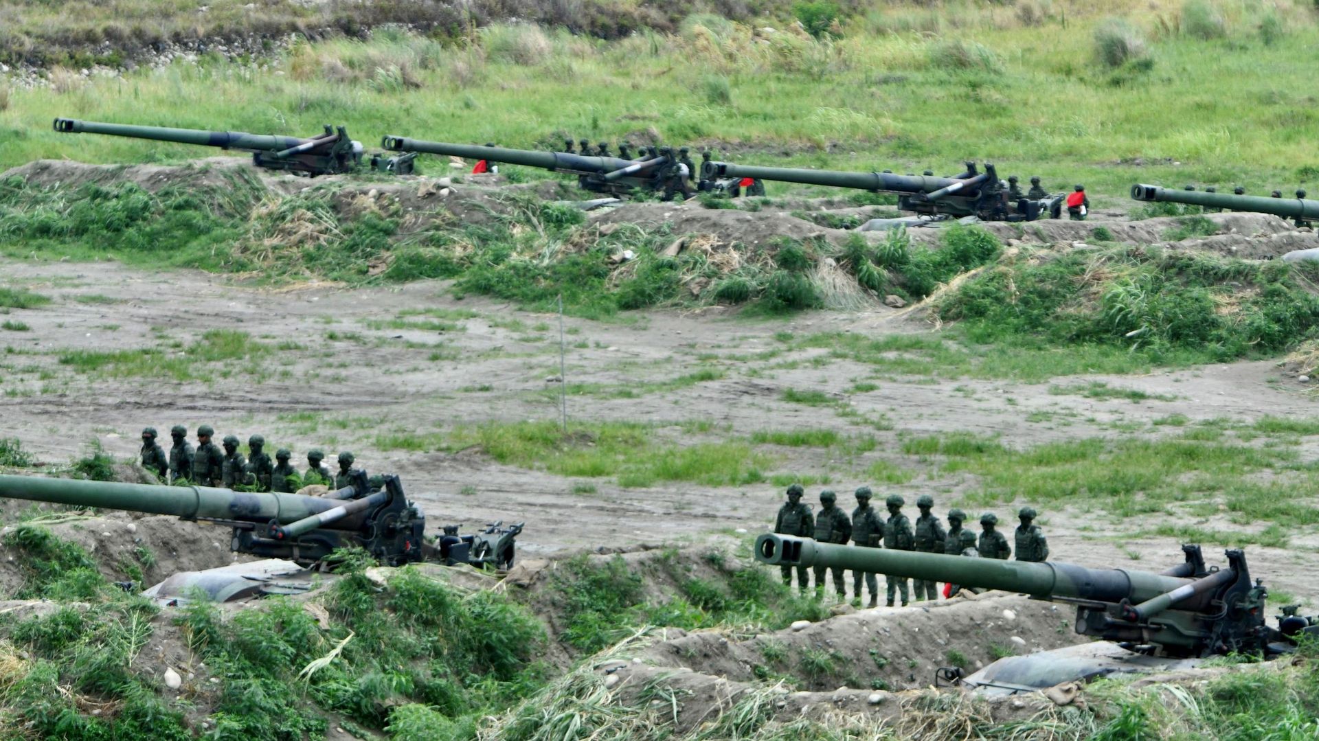 Images d'illustration prise le 16/07/2020 : Des soldats taïwanais prennent position à côté de canons automoteurs M110A2 de fabrication nationale lors des exercices militaires annuels Han Kuang à Taichung.