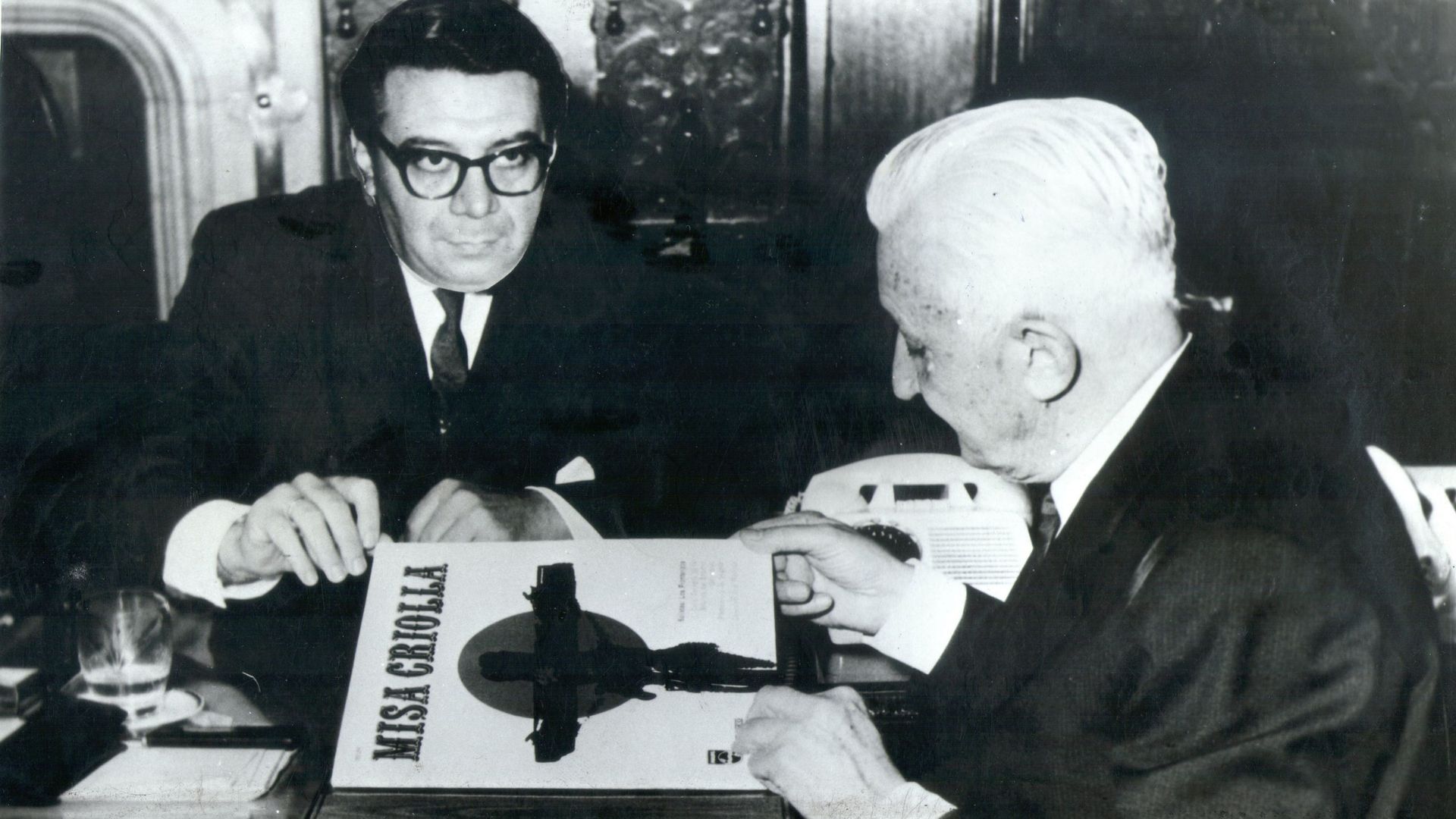 Ariel Ramirez (gauche) remet l’album de la Misa Criolla au Président argentin Arturo Illia (1900-1983) lors d’une audience officielle à Buenos Aires, en 1965.