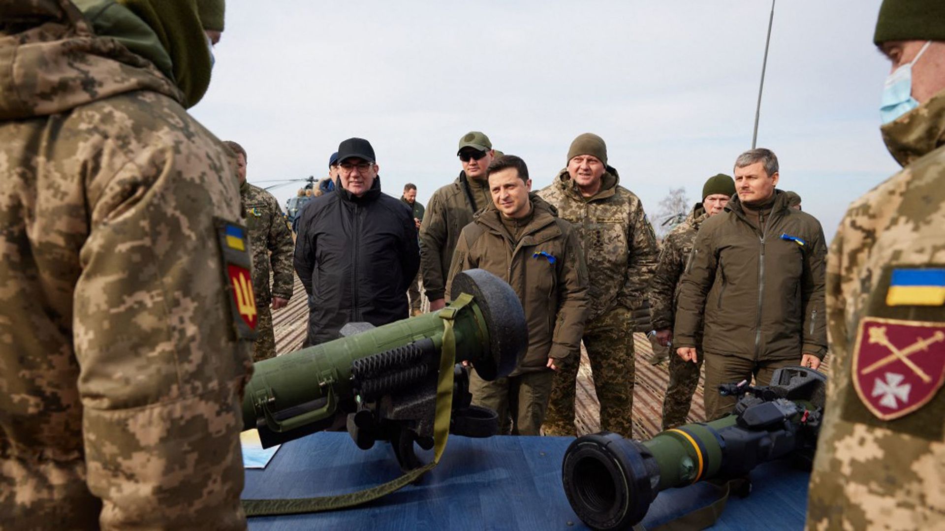Le président ukrainien Volodymyr Zelensky écoutant des explications pendant un exercice militaire à l'extérieur de la ville de Rivne, dans le nord de l'Ukraine.