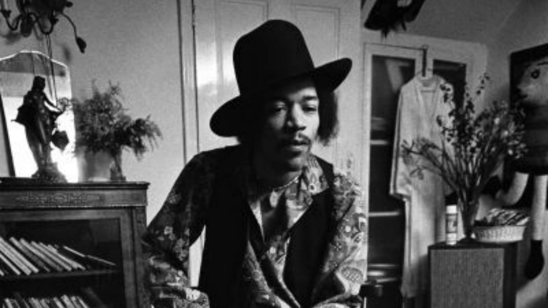 Jimi Hendrix dans son appartement situé 23 Brook Street, à Mayfair, le 4 janvier 1969