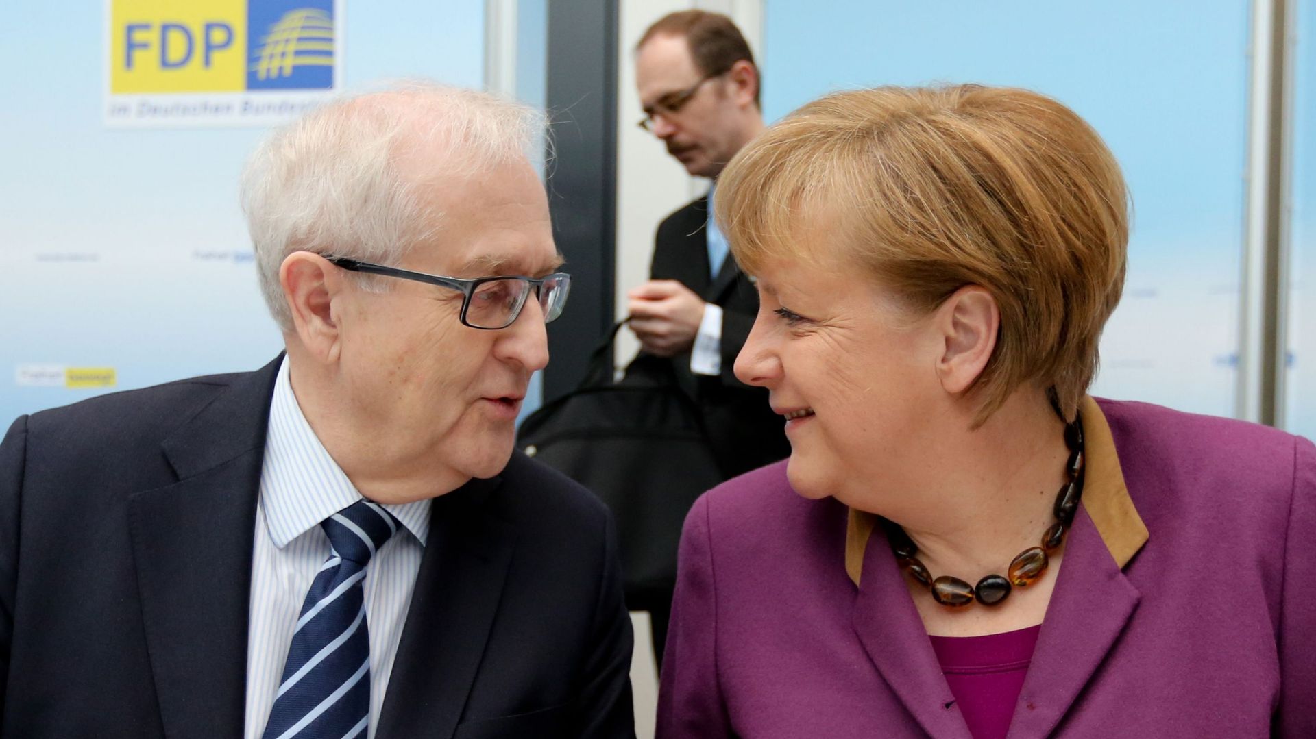 Allemagne: Merkel officialise sa volonté de gouverner avec les libéraux et les Verts