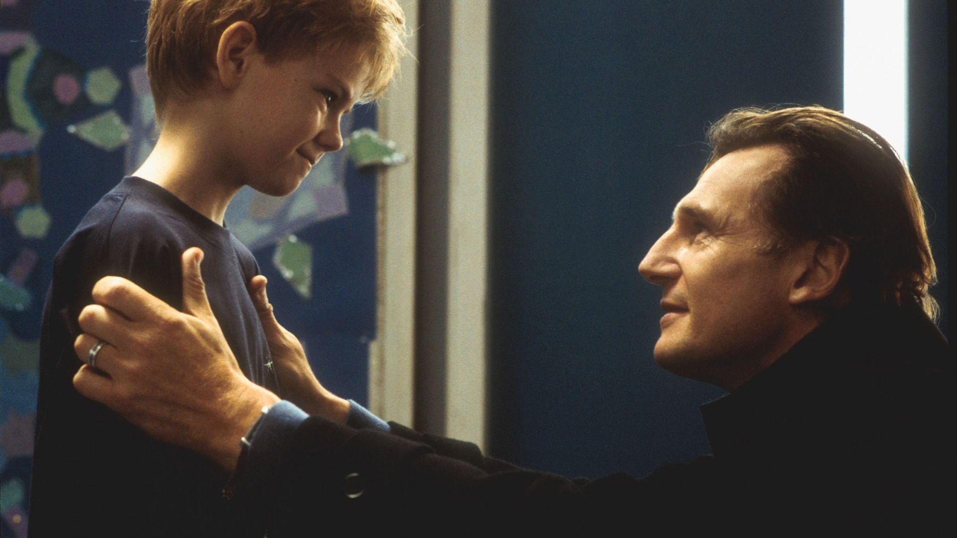 Thomas Brodie-Sangster et Liam Neeson. La relation de leurs personnages dans le film 'Love Actually' est particulièrement touchante.