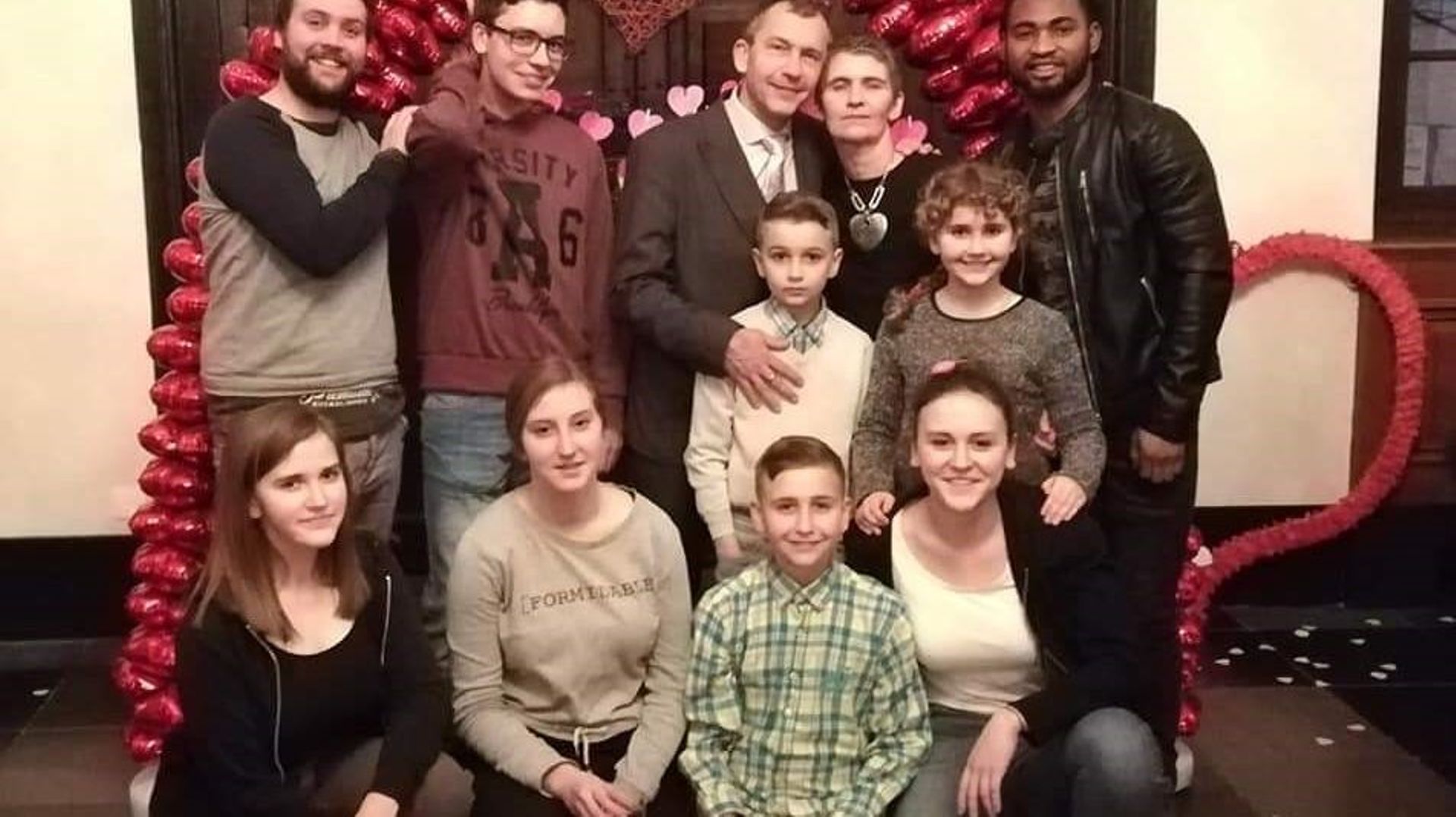 Yao avec ses parents d’adoption et ses huit frères et sœurs