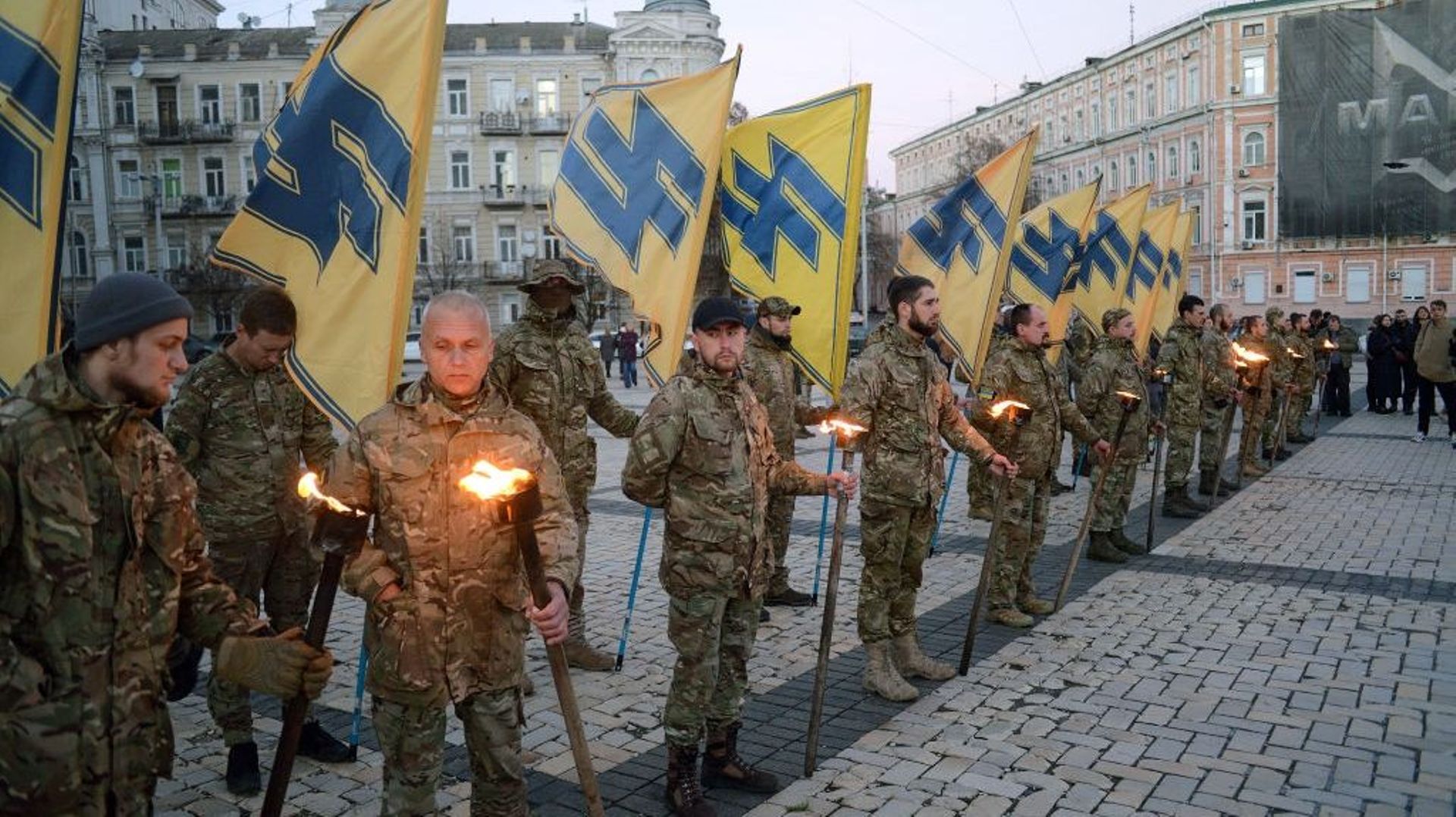 Des soldats du régiment Azov honorent la mémoire de leurs frères d’armes sur la place Sofiyska, à Kiev, 13 novembre 2022.
