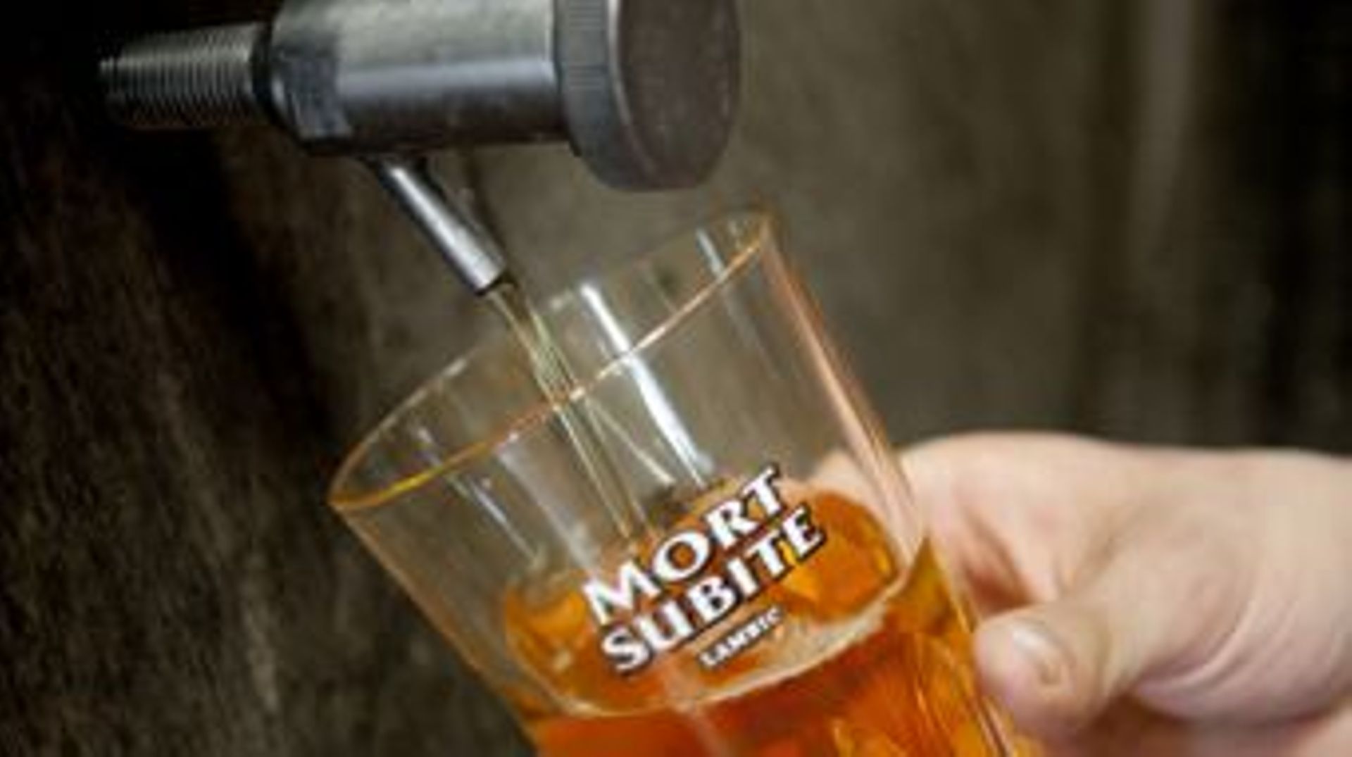 FOCUS COVERAGE, DISTRIBUTION REQUESTED TO BELGA 20140521 - KOBBEGEM, BELGIUM: Illustration picture shows a Mort Subite beer flowing from the tap at the brewery in Kobbegem, a brand of Belgian brewery Alken-Maes, Wednesday 21 May 2014. BELGA PHOTO CHRISTOP