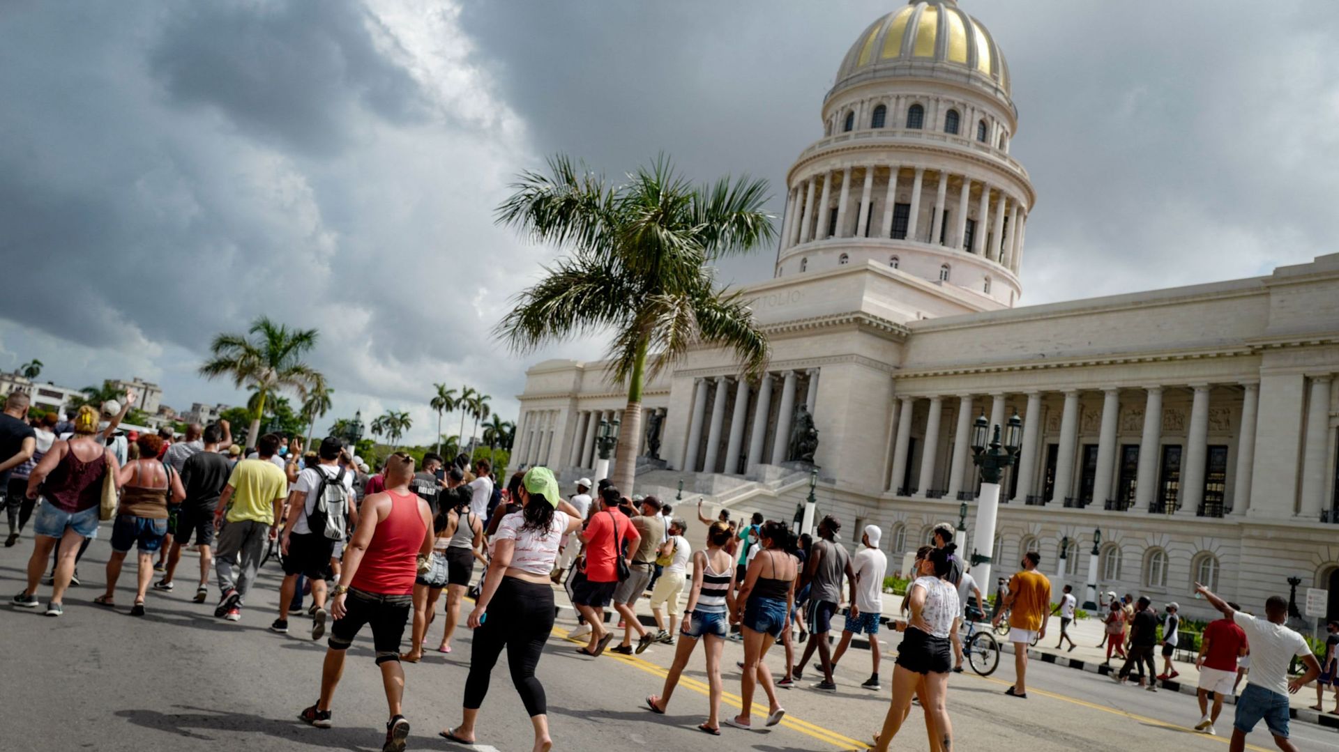 Manifestants devant le Capitole de la Havane, le 11 juillet 2021