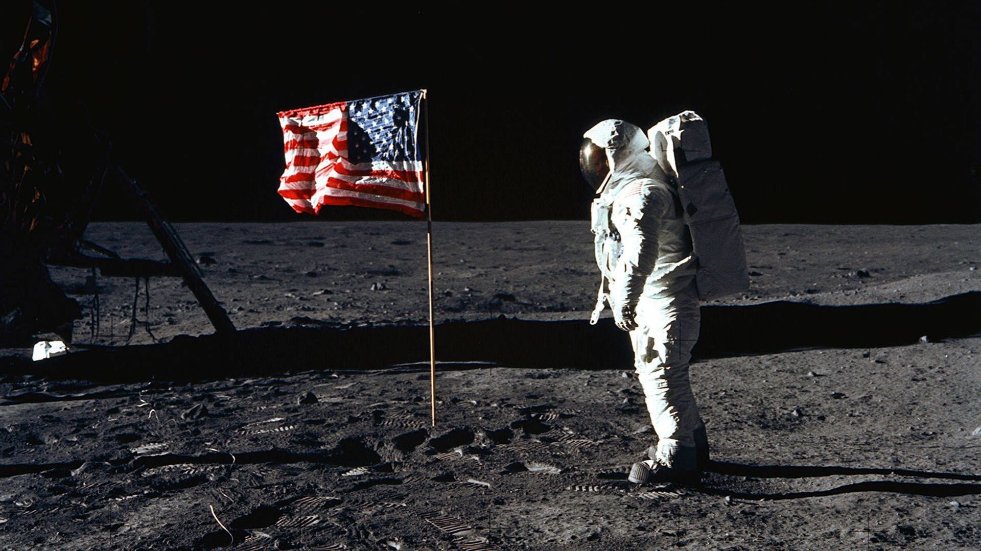 Sur cette photo prise par Neil Armstrong de l’astronaute Edwin Aldrin, le drapeau américain semble flotter dans le vent