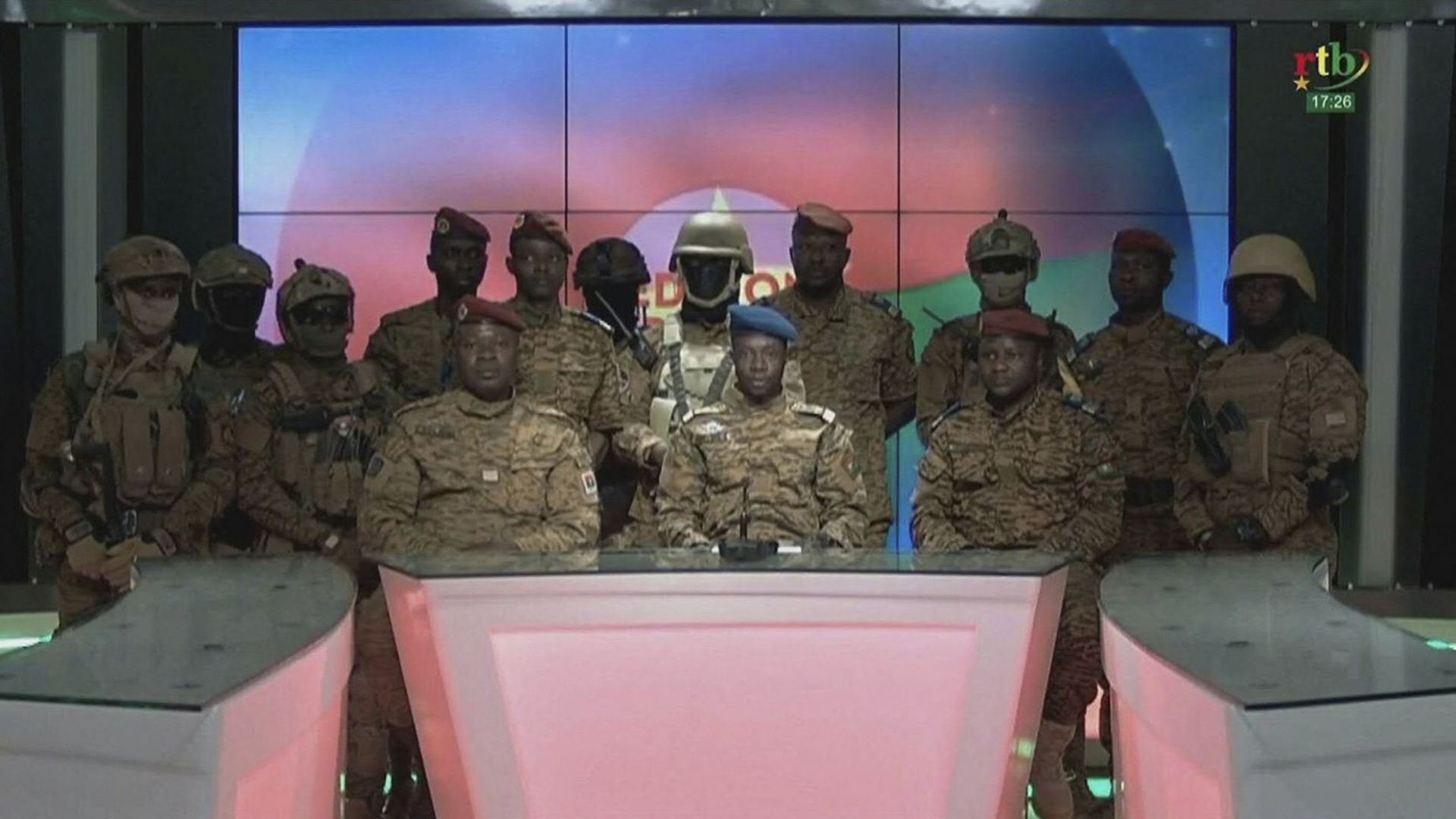 Les militaires du Burkina Faso annoncent à la télévision qu'ils ont pris le siège de la RTB et mis fin au pouvoir du président Roch Marc Christian Kaboré.