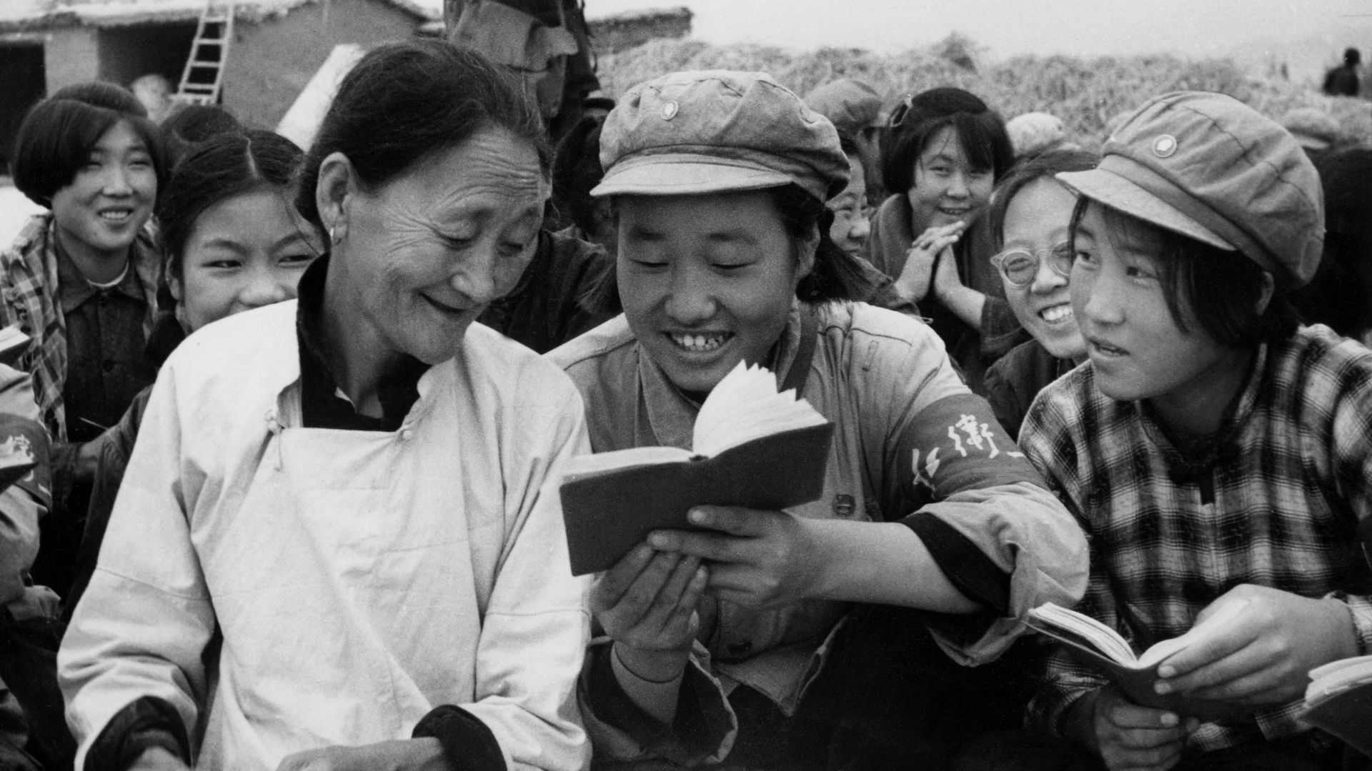De jeunes Gardes rouges aidant une paysanne à lire le Petit Livre Rouge pendant sa pause travail (25/10/1966).