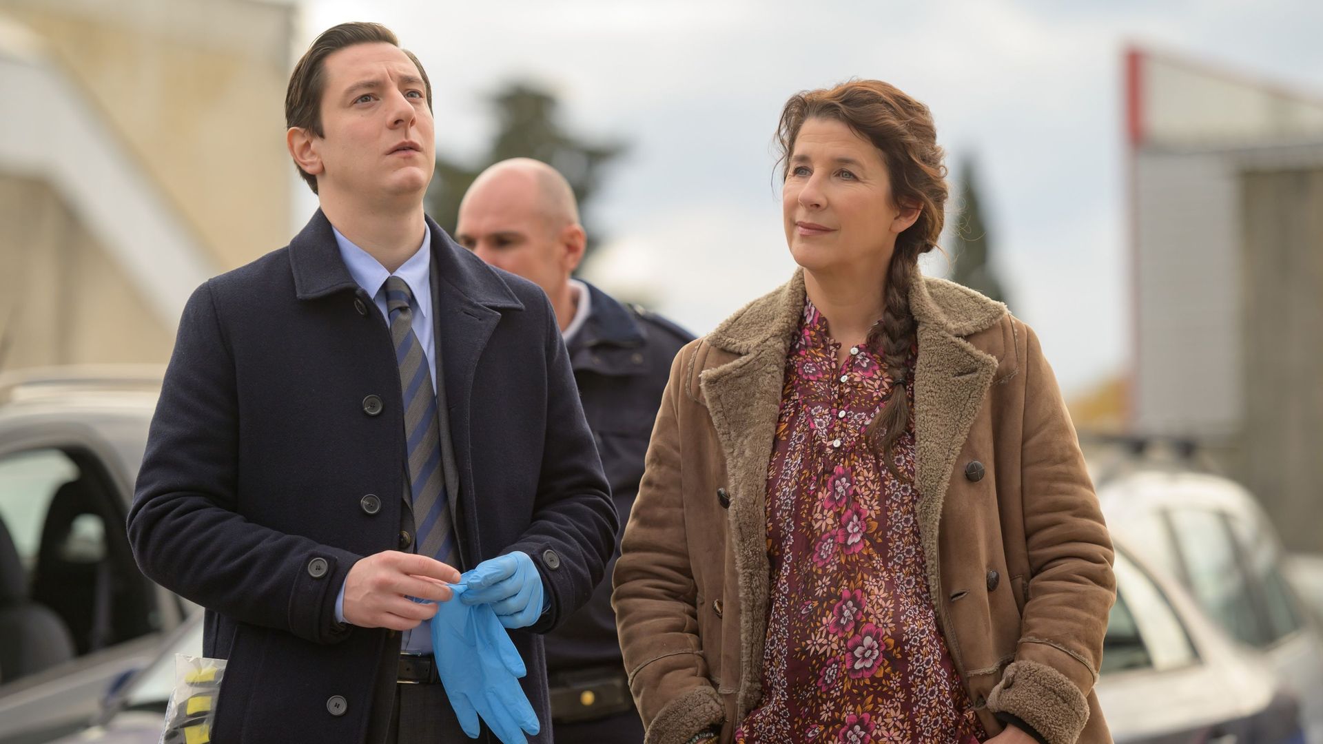 Fred Testot et Sara Martins sur le banc des accusés dans 'Crimes