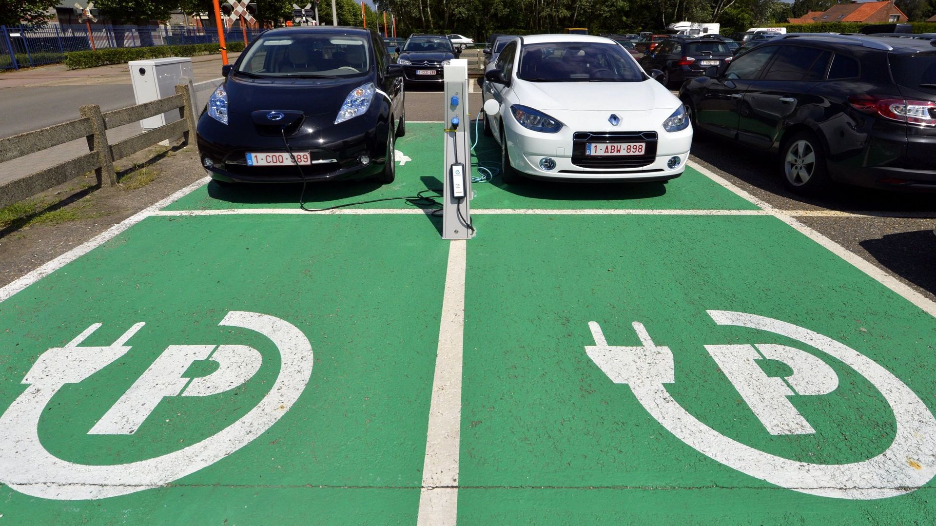 Les bornes de rechargement pour voitures électriques en Belgique sont-elles trop peu présentes ?