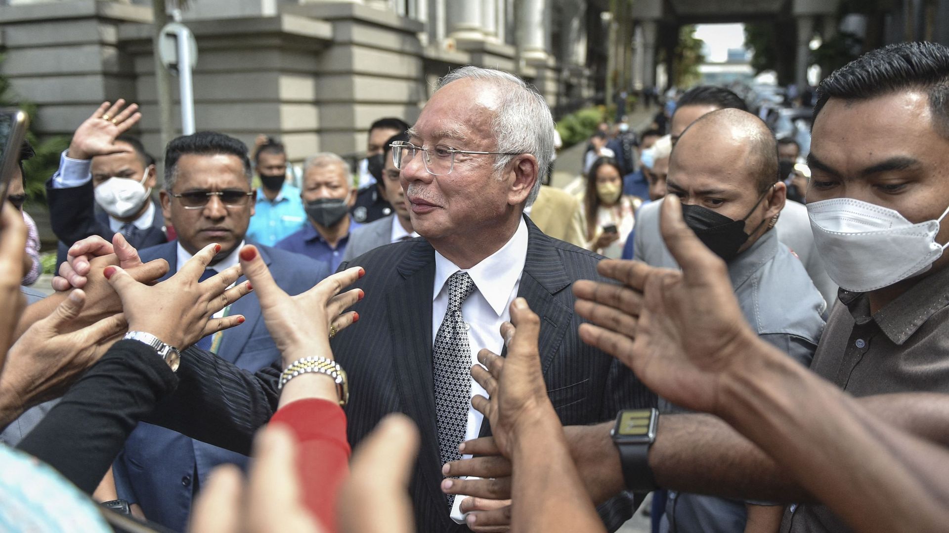 L’ancien Premier ministre malaisien Najib Razak salue des partisans alors qu’il sort pendant une pause du procès lors d’un appel contre sa condamnation pour corruption dans le cadre du scandale financier 1MDB, au tribunal fédéral de Putrajaya, le 23 août 