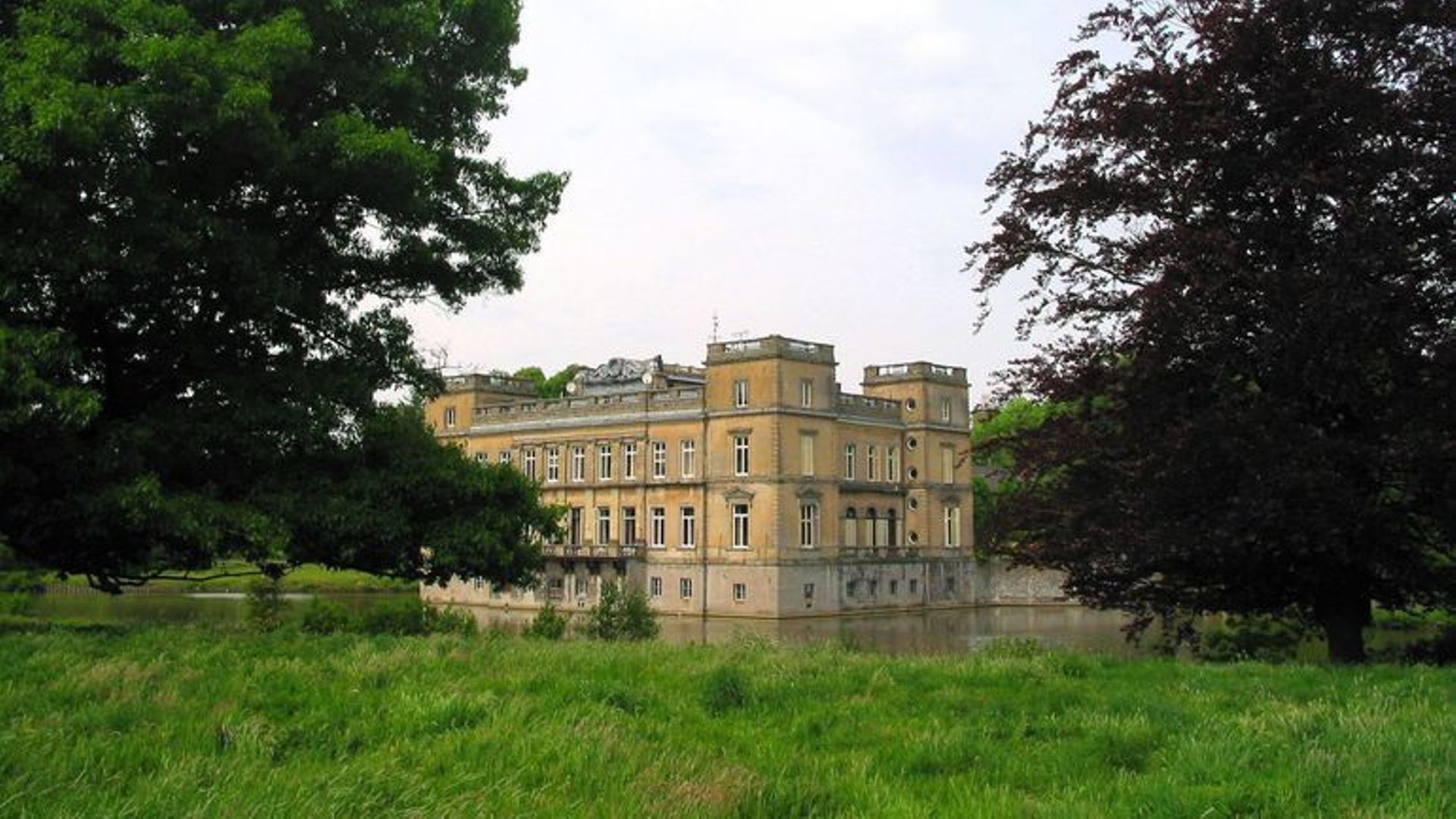 Le château de La Berlière (Houtaing) - aujourd'hui un internat primaire et secondaire pour filles et garçons - se trouve à deux kilomètres du village de Mainvault. 